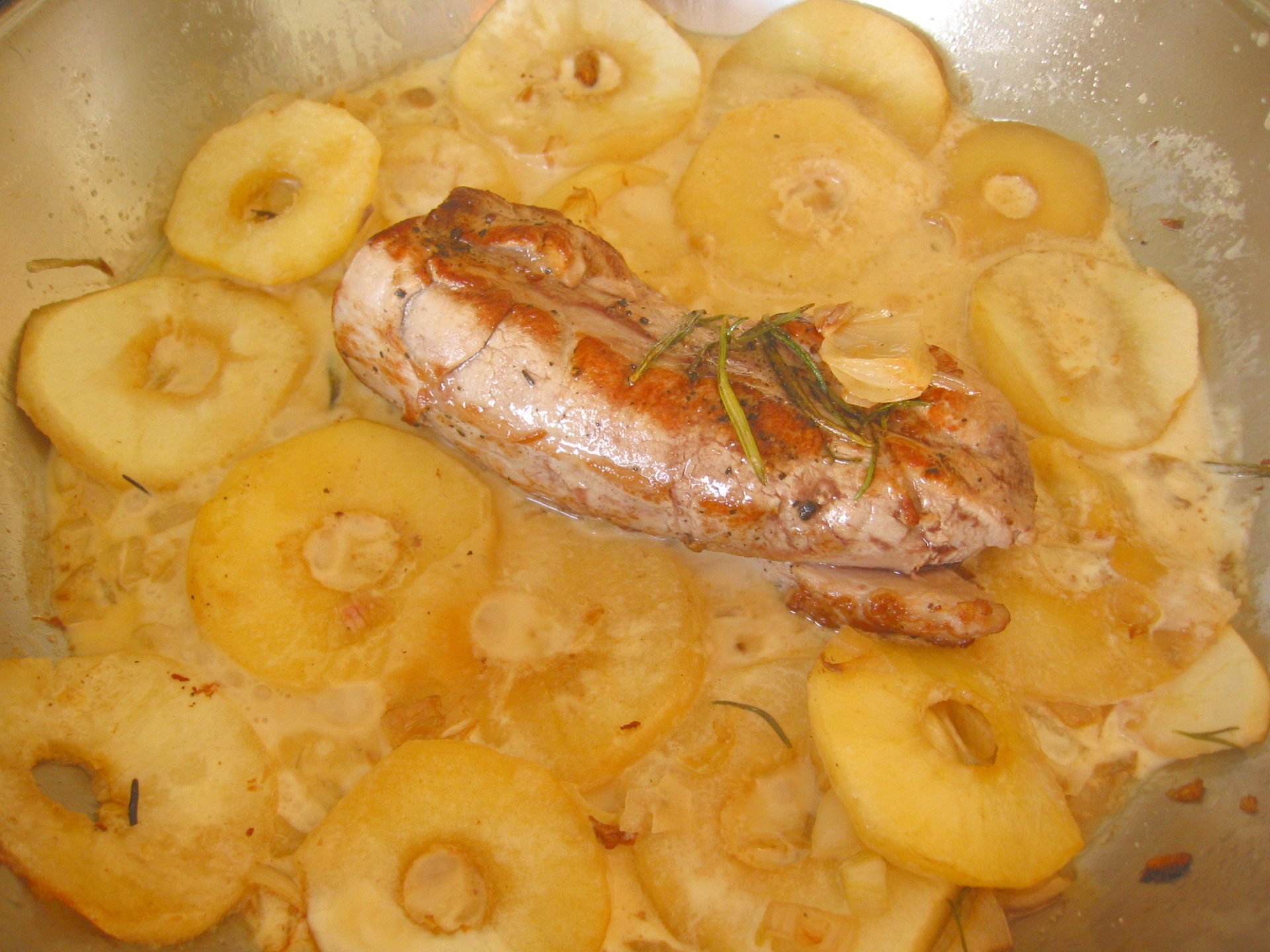 Schweinefilet mit Apfelscheiben