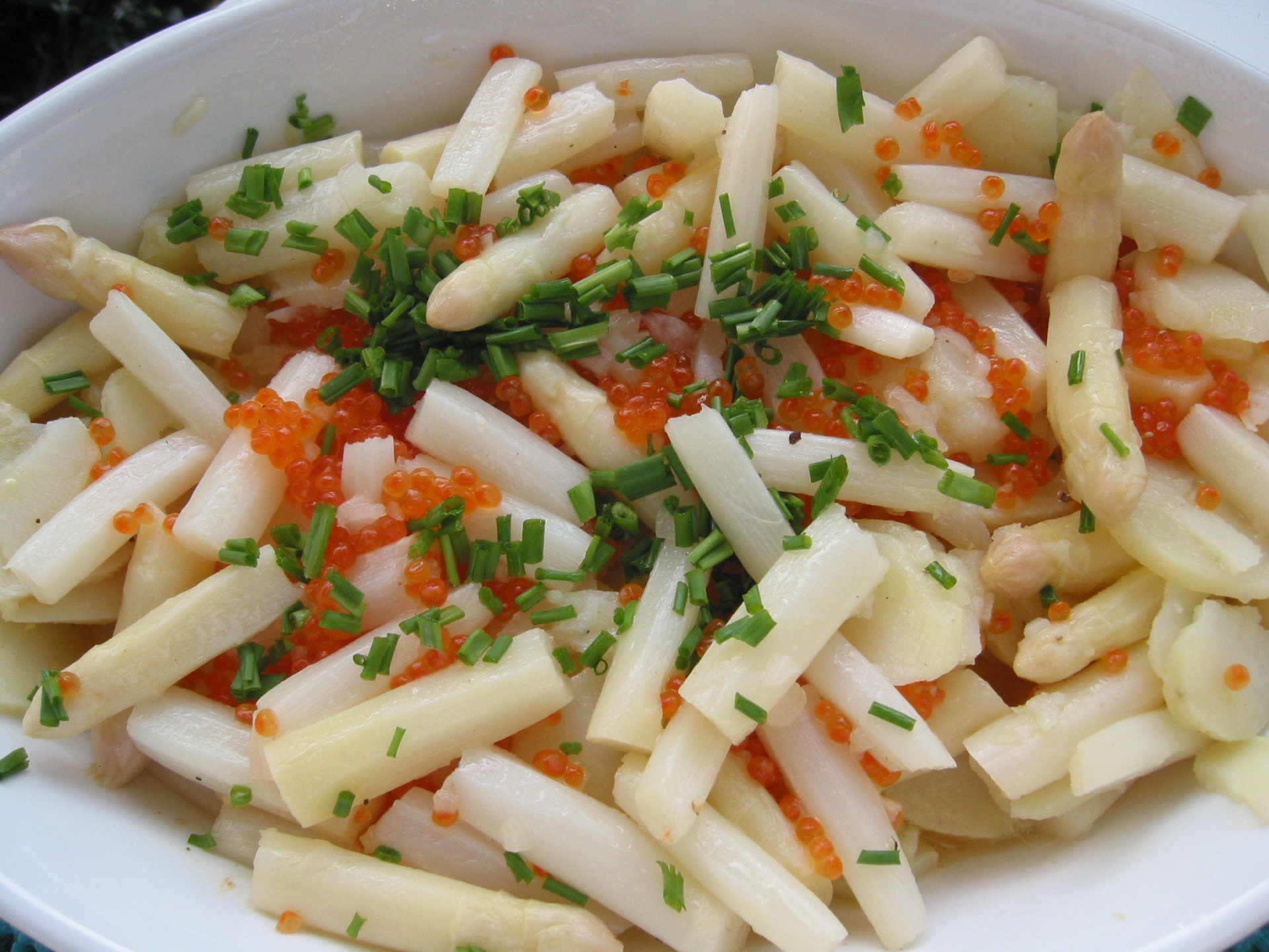 Spargelsalat mit Forellenkaviar