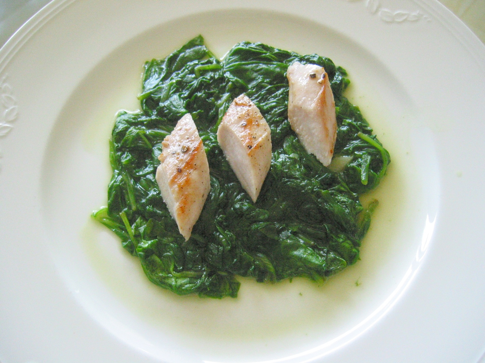 Kaninchenfilets auf Blattspinat