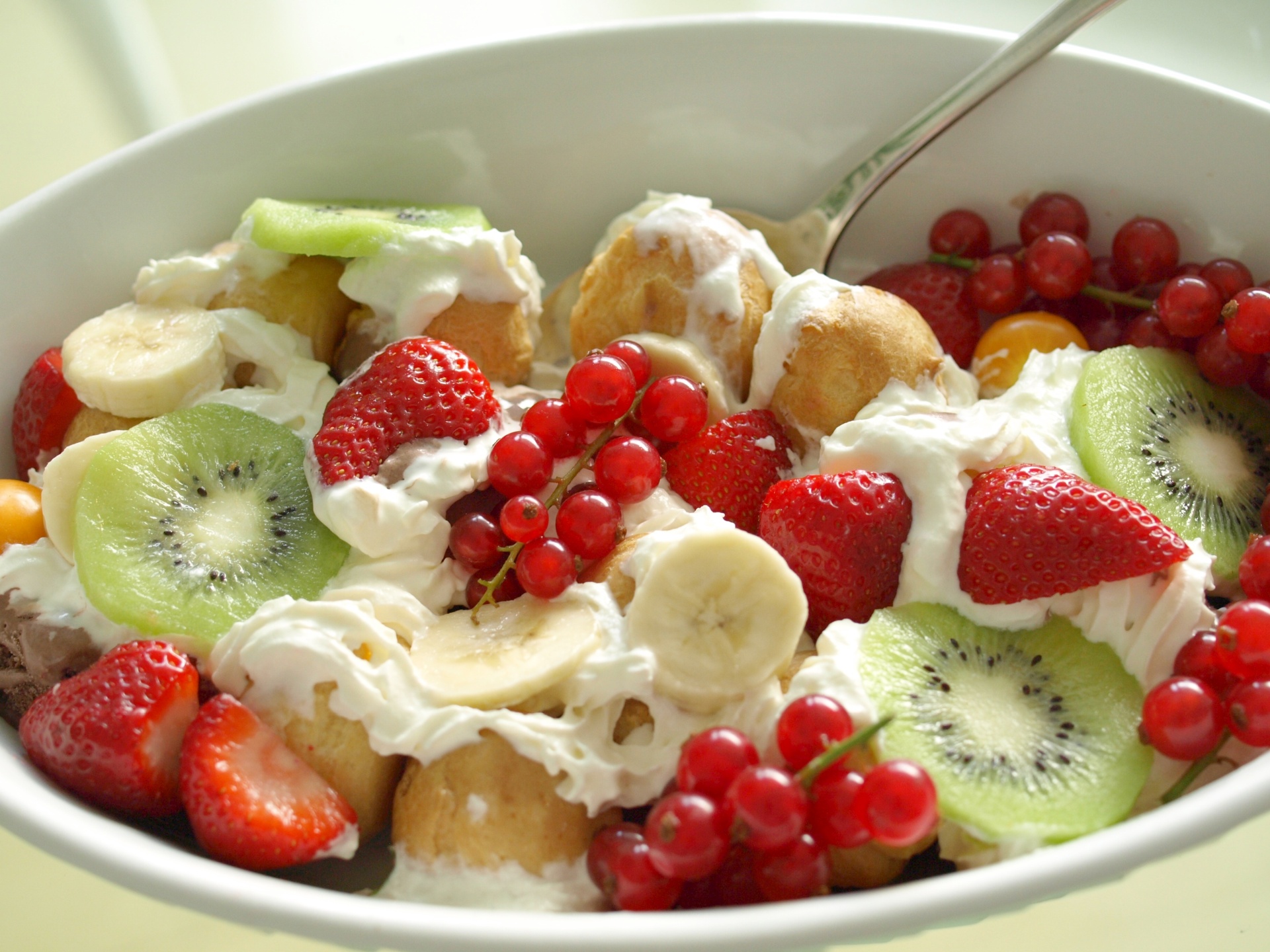 Eis mit Frchten und Windbeuteln