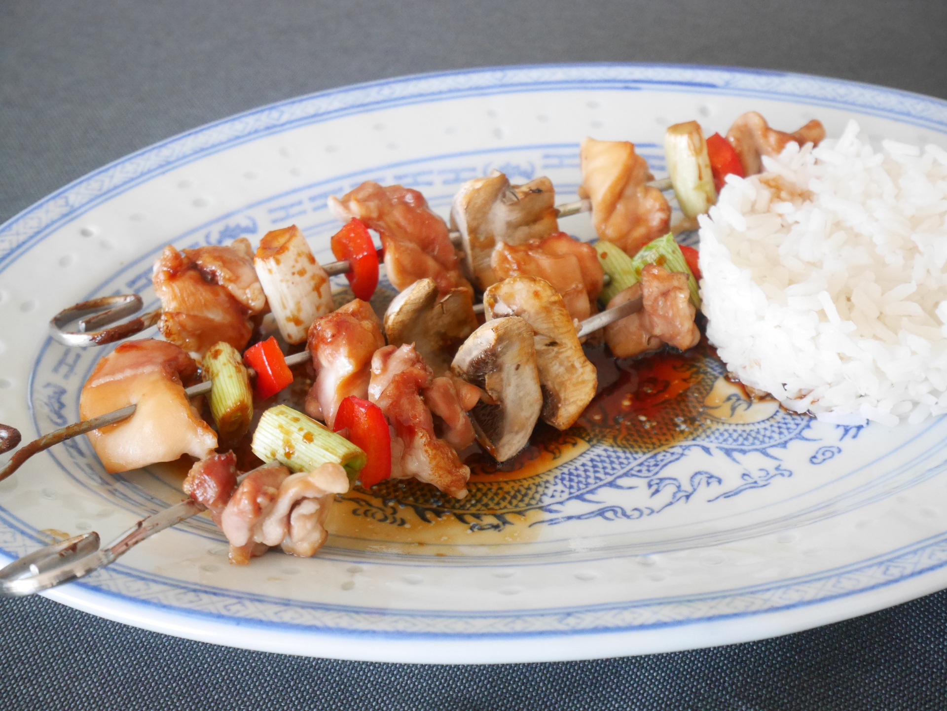 Gegrillte Hhnchenspiee mit Yakitori-Sauce