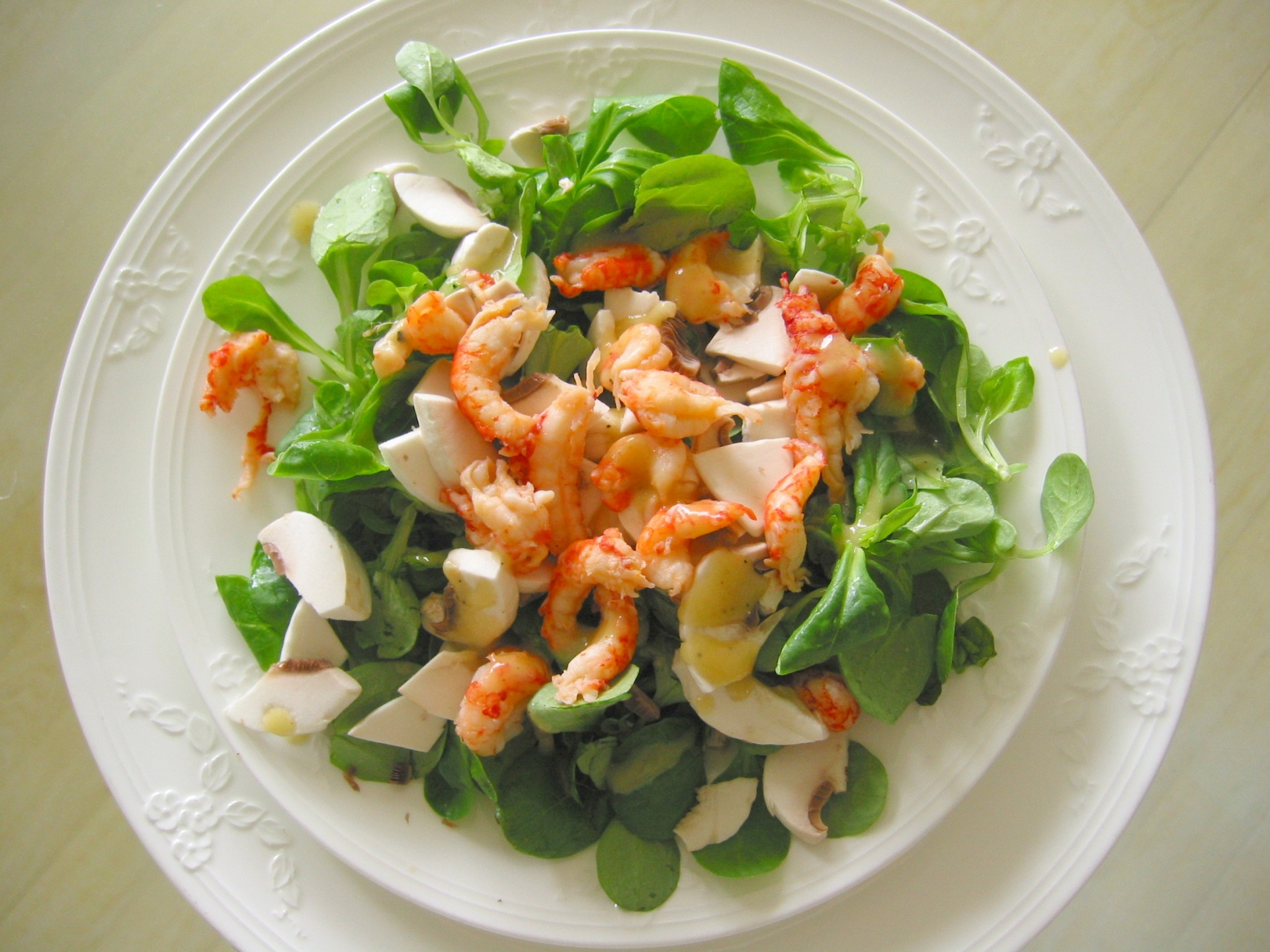 Feldsalat mit Flusskrebsen und Champignons