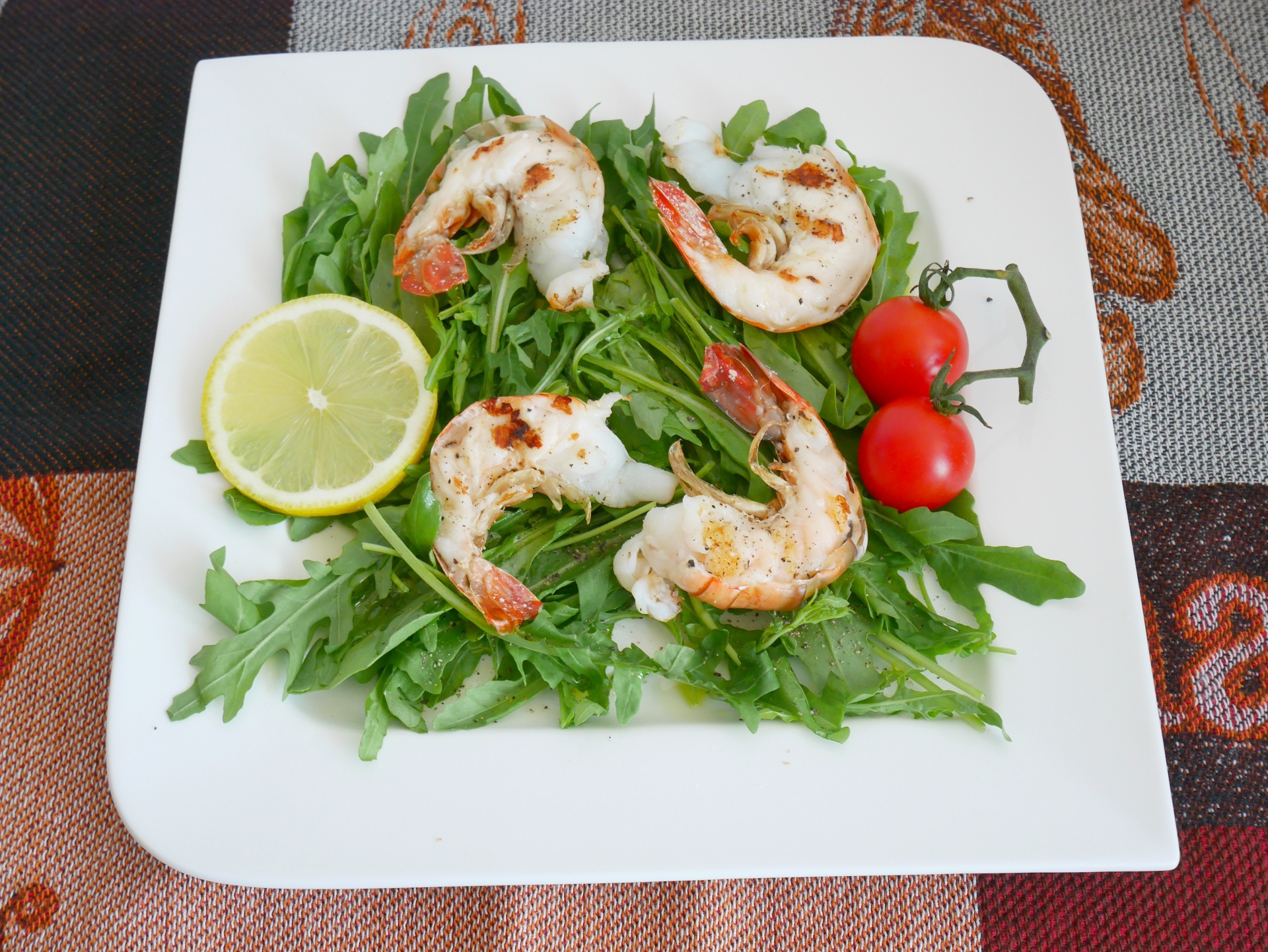 Riesengarnelen auf Rucola