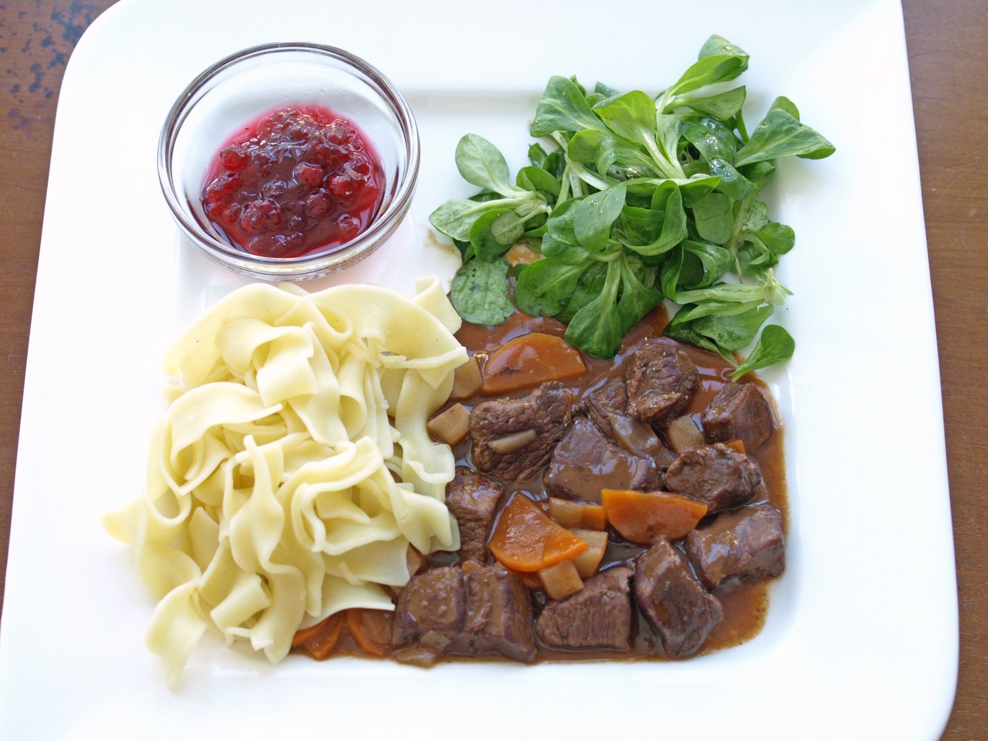 Hirschgulasch mit Bandnudeln und Feldsalat