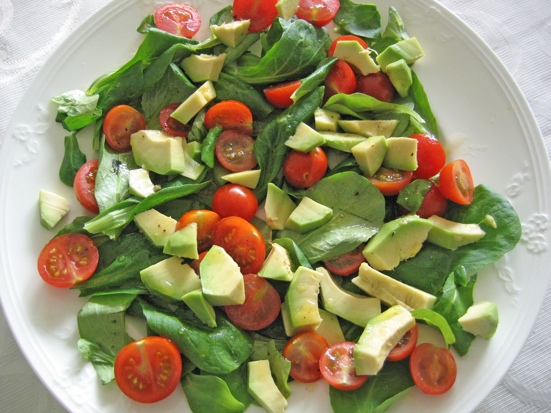 Feldsalat mit Kirschtomaten und Avocado
