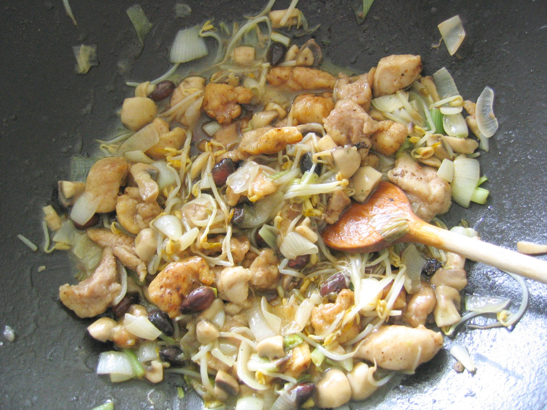 Huhn mit Mandeln, Bohnensprossen und Pilzen