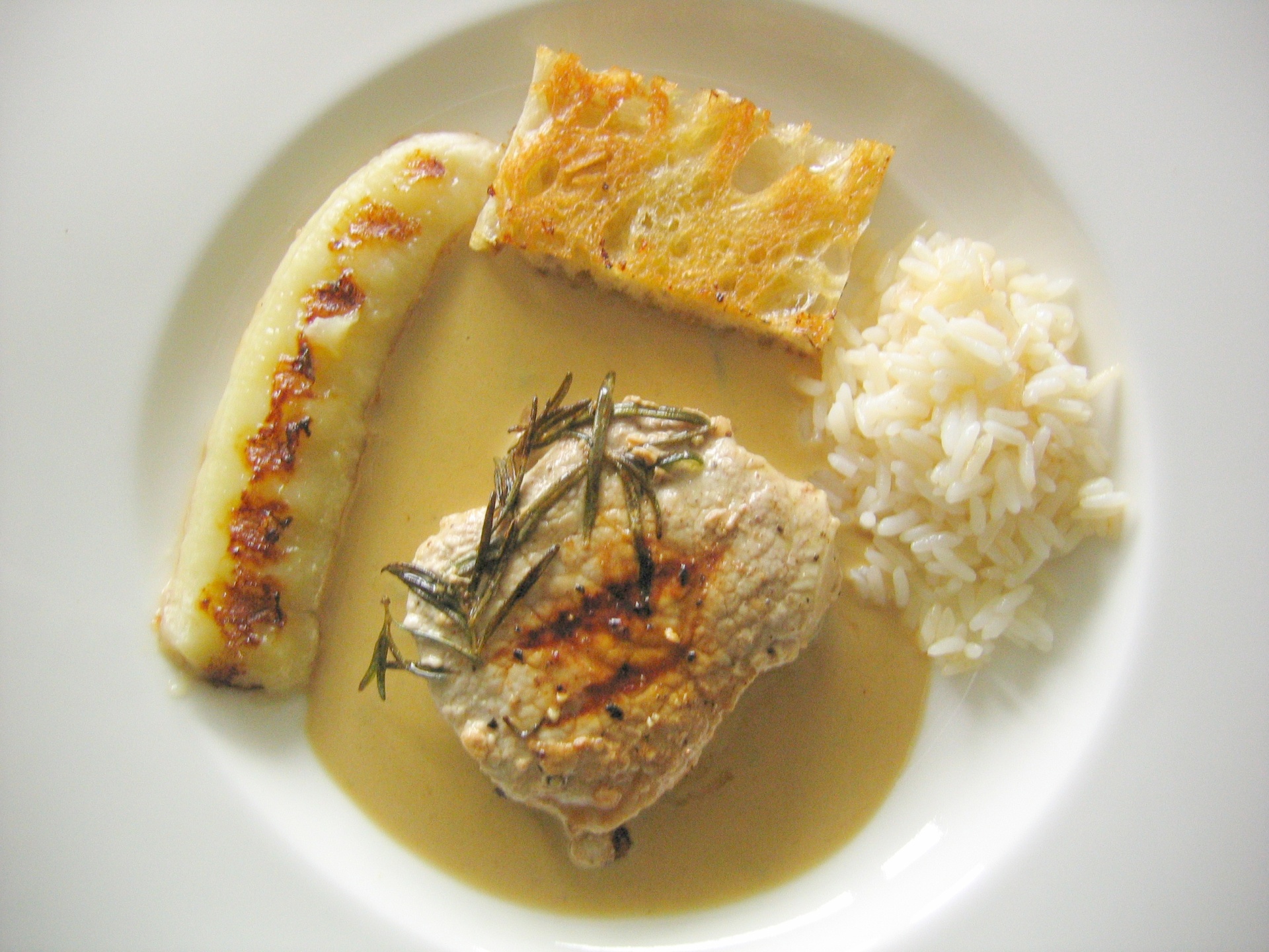 Kalbsmedaillons mit Gorgonzolasauce und
              gebratener Banane