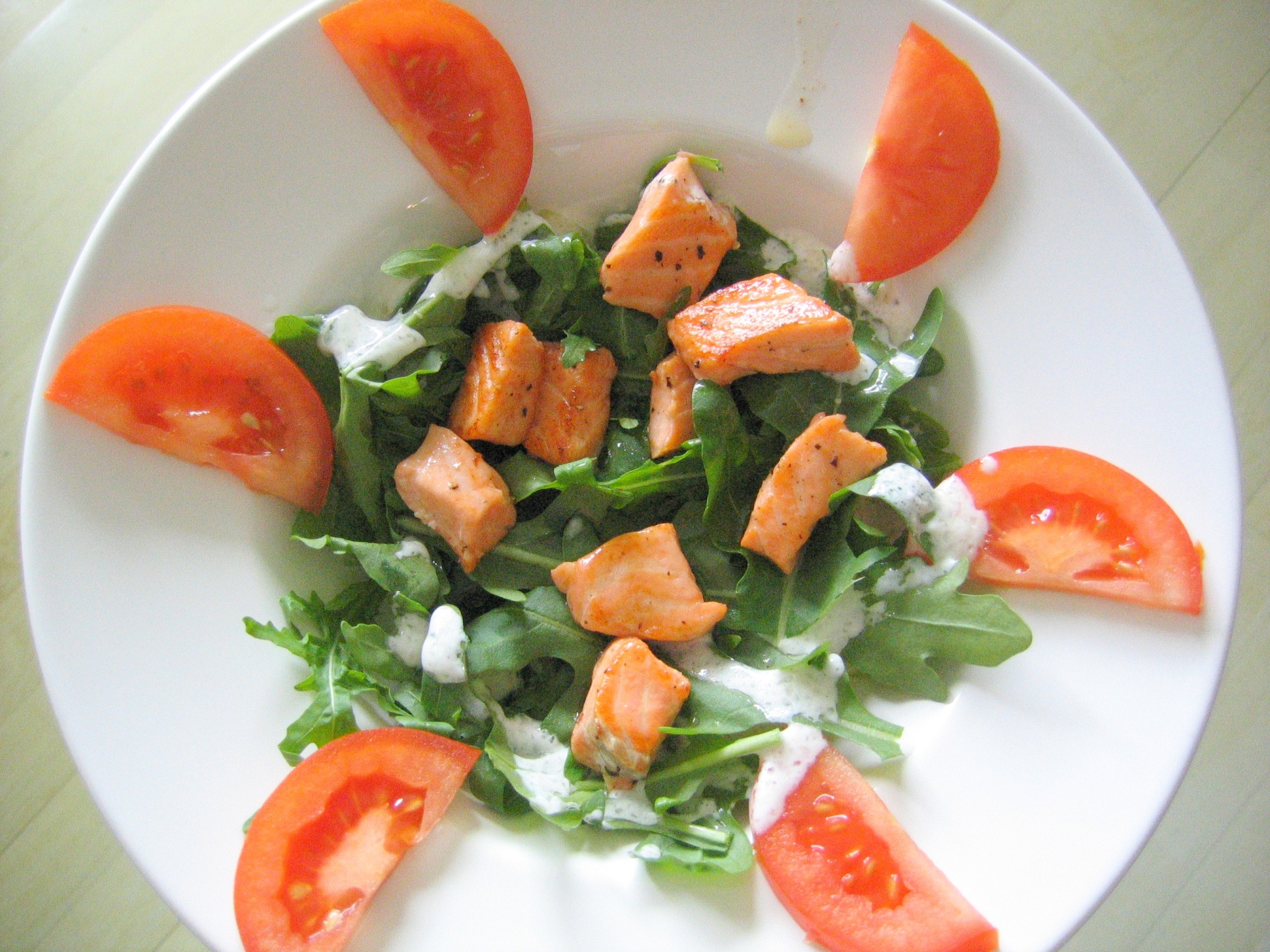 Rucola mit gebratenem Lachs