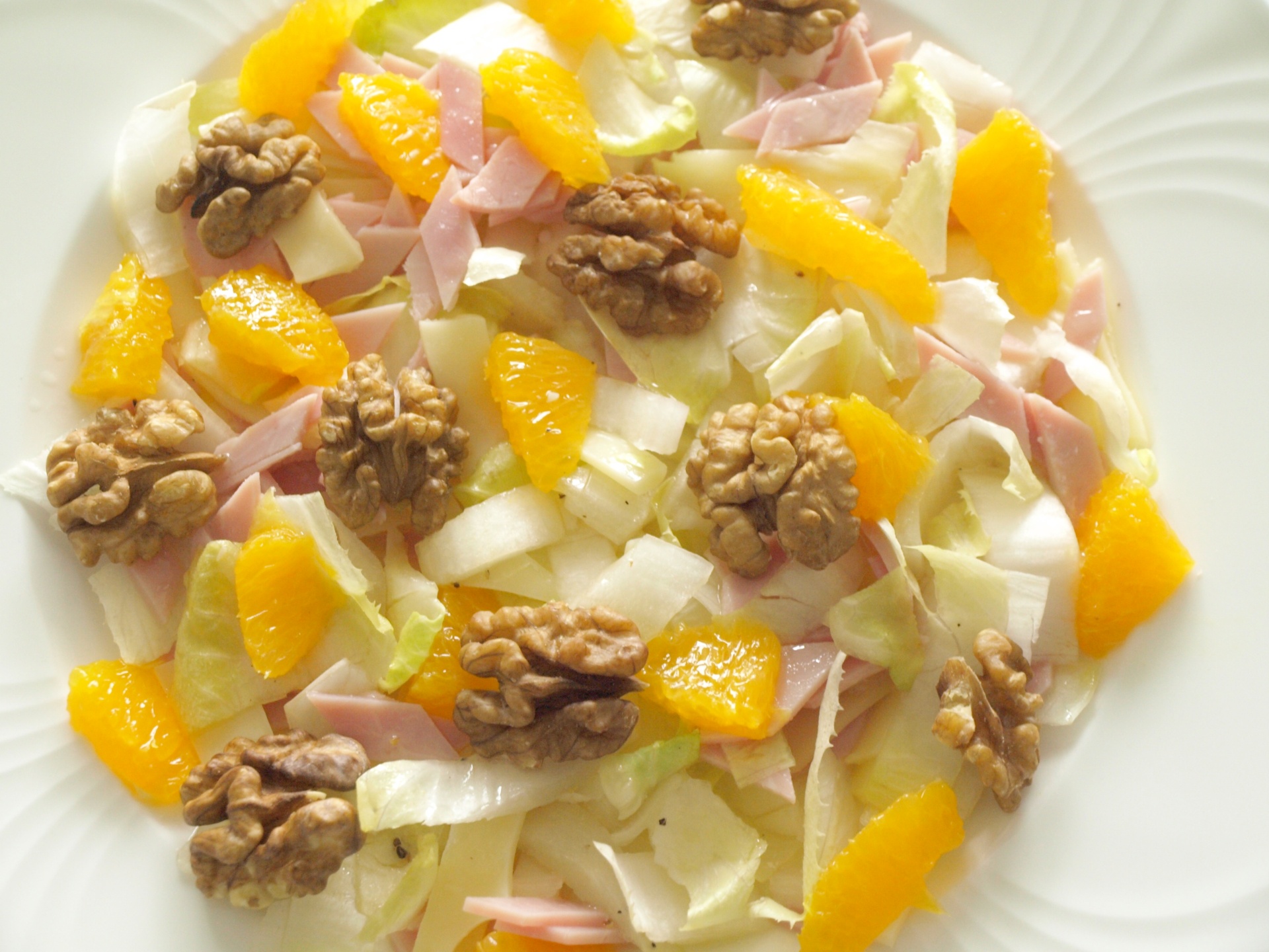 Chicoresalat mit Schinken, Kse und
              Walnssen