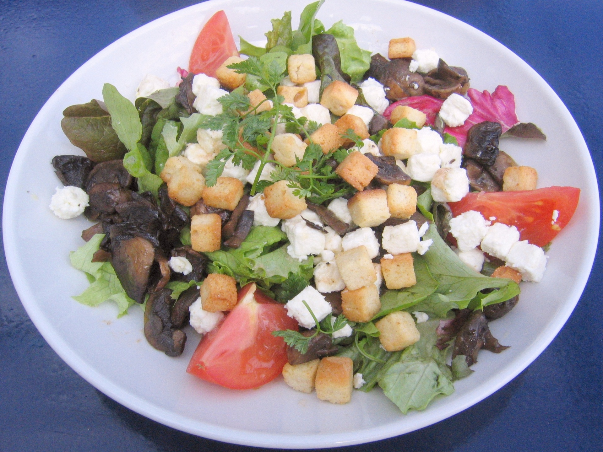 Salat mit Schafskse und Crotons
