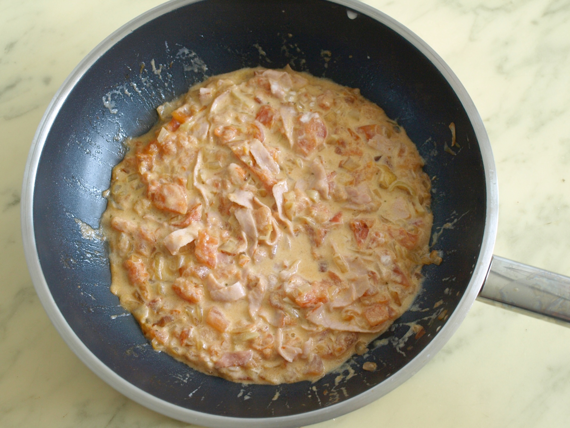 Stckige Tomatensauce mit Lachsschinken