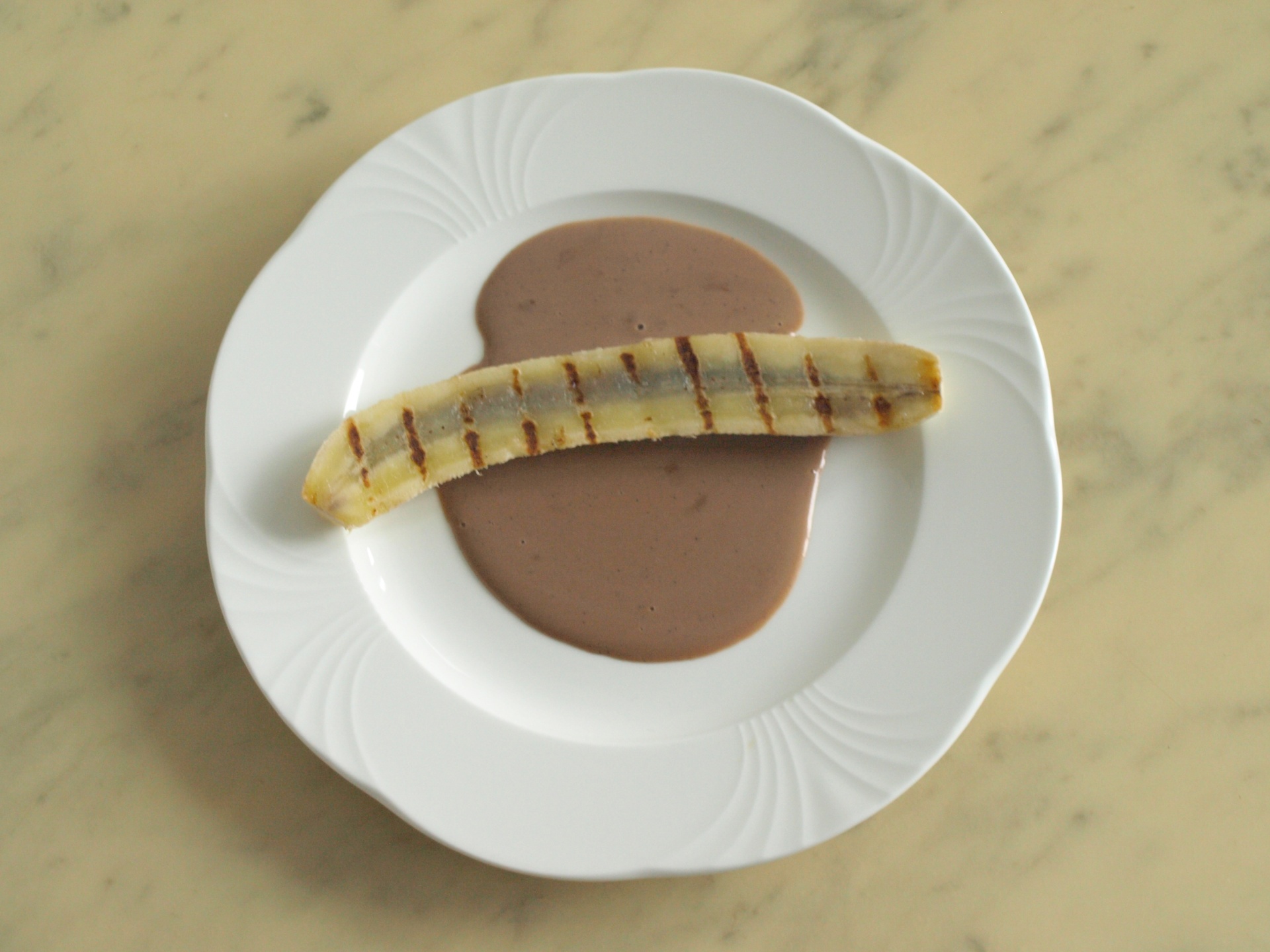 Gebratene Bananen auf Schokoladensauce