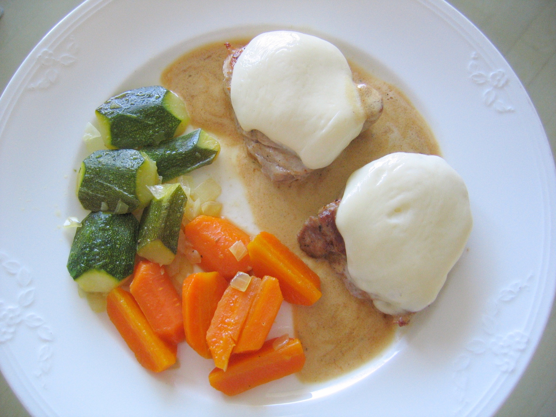 Schweinemedaillons mit Mozzarella berbacken