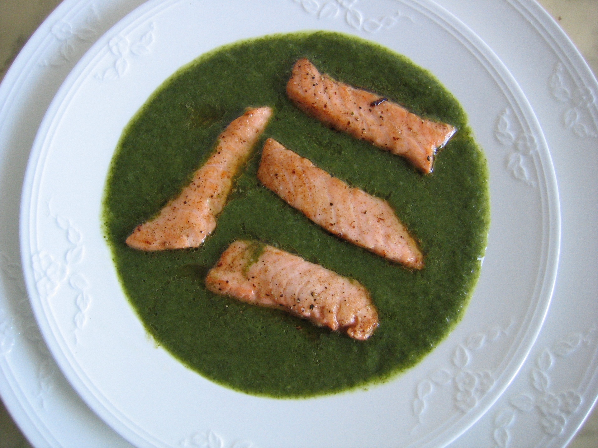Lachs auf Spinatsauce