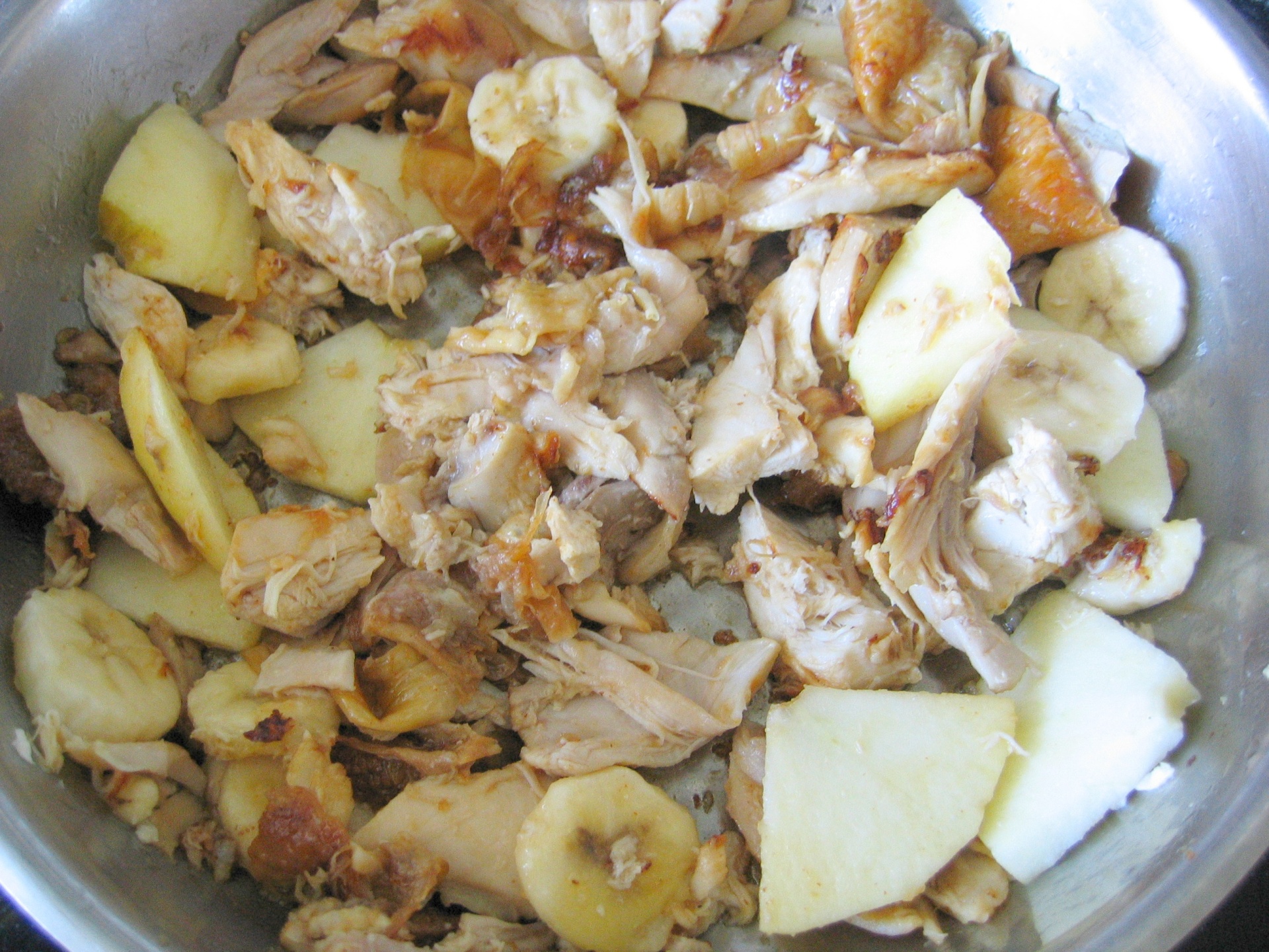 Zweimal gebratenes Huhn mit Apfel und Banane