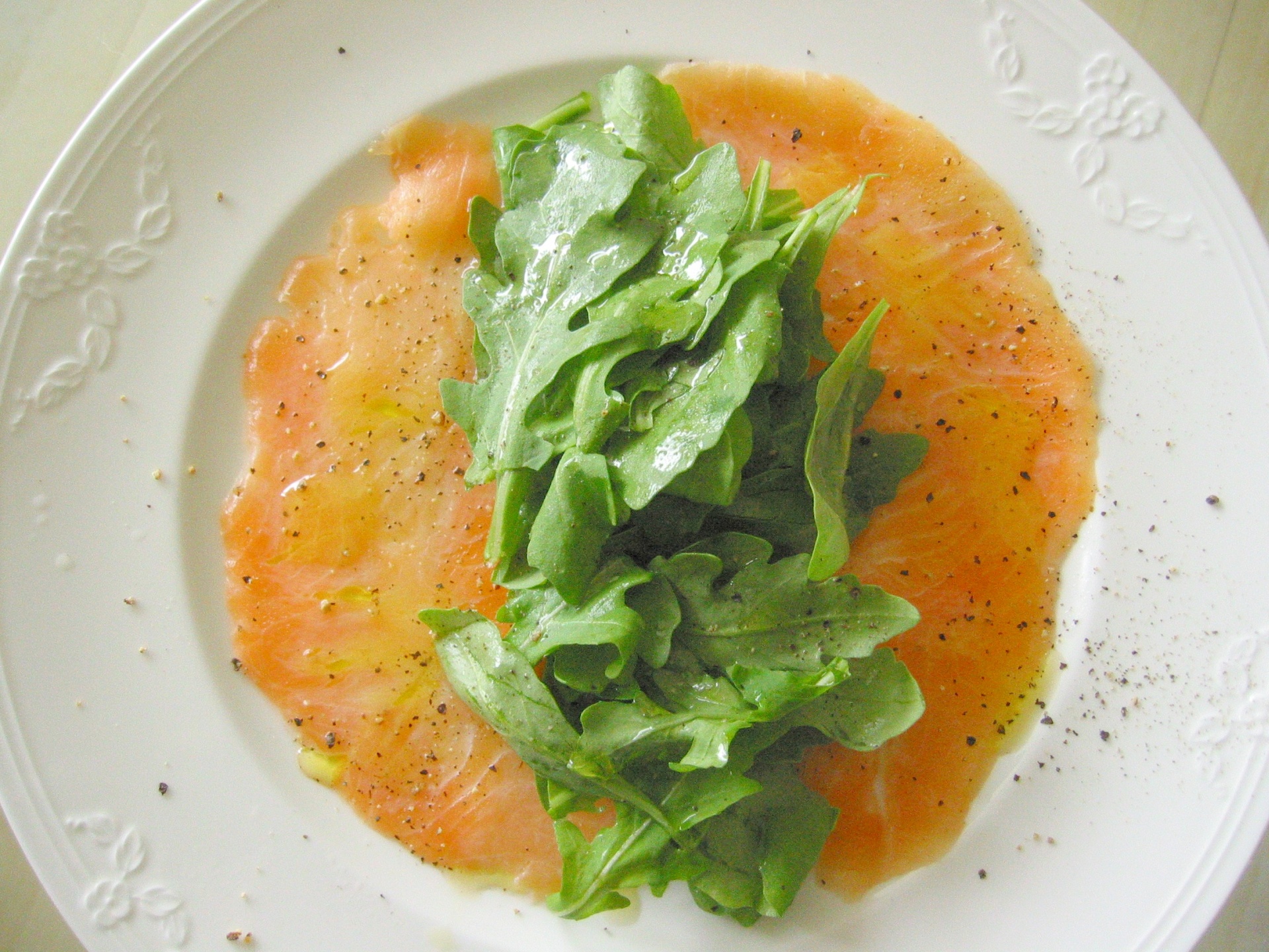 Carpaccio vom Lachs mit Rucola