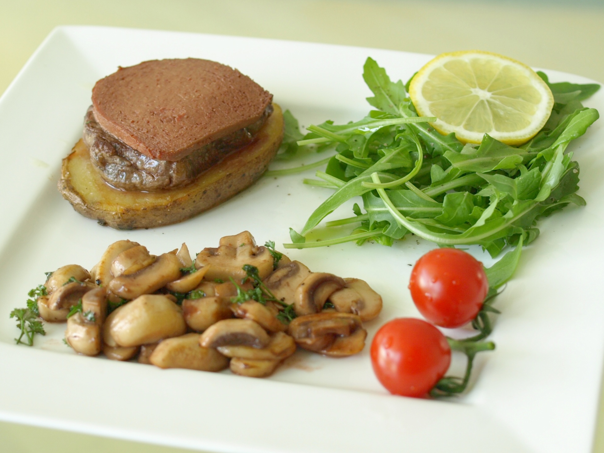 Filetsteak Rossini auf Kartoffelscheibe mit
              Gnseleber