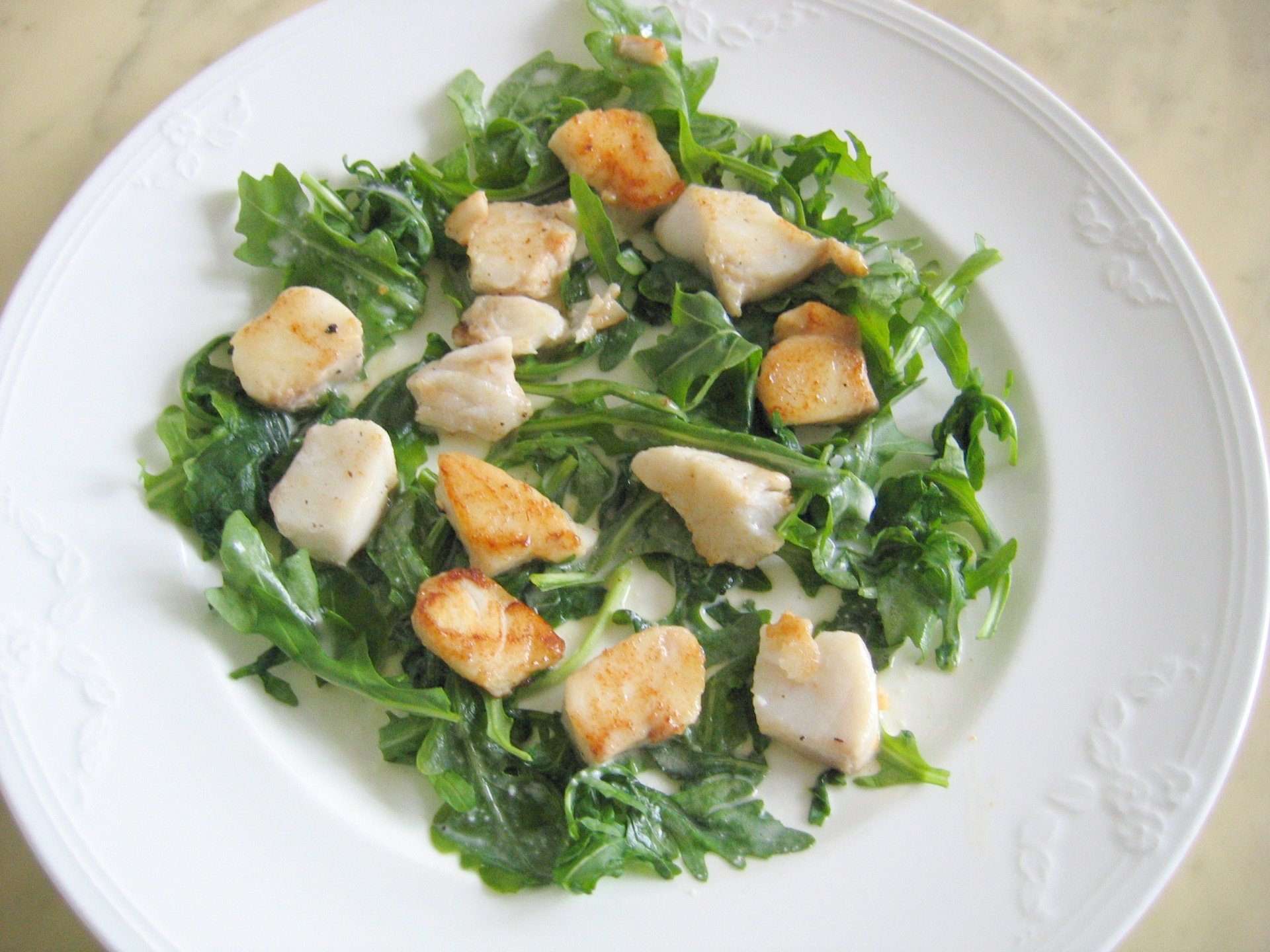 Fischwrfel auf Rucola