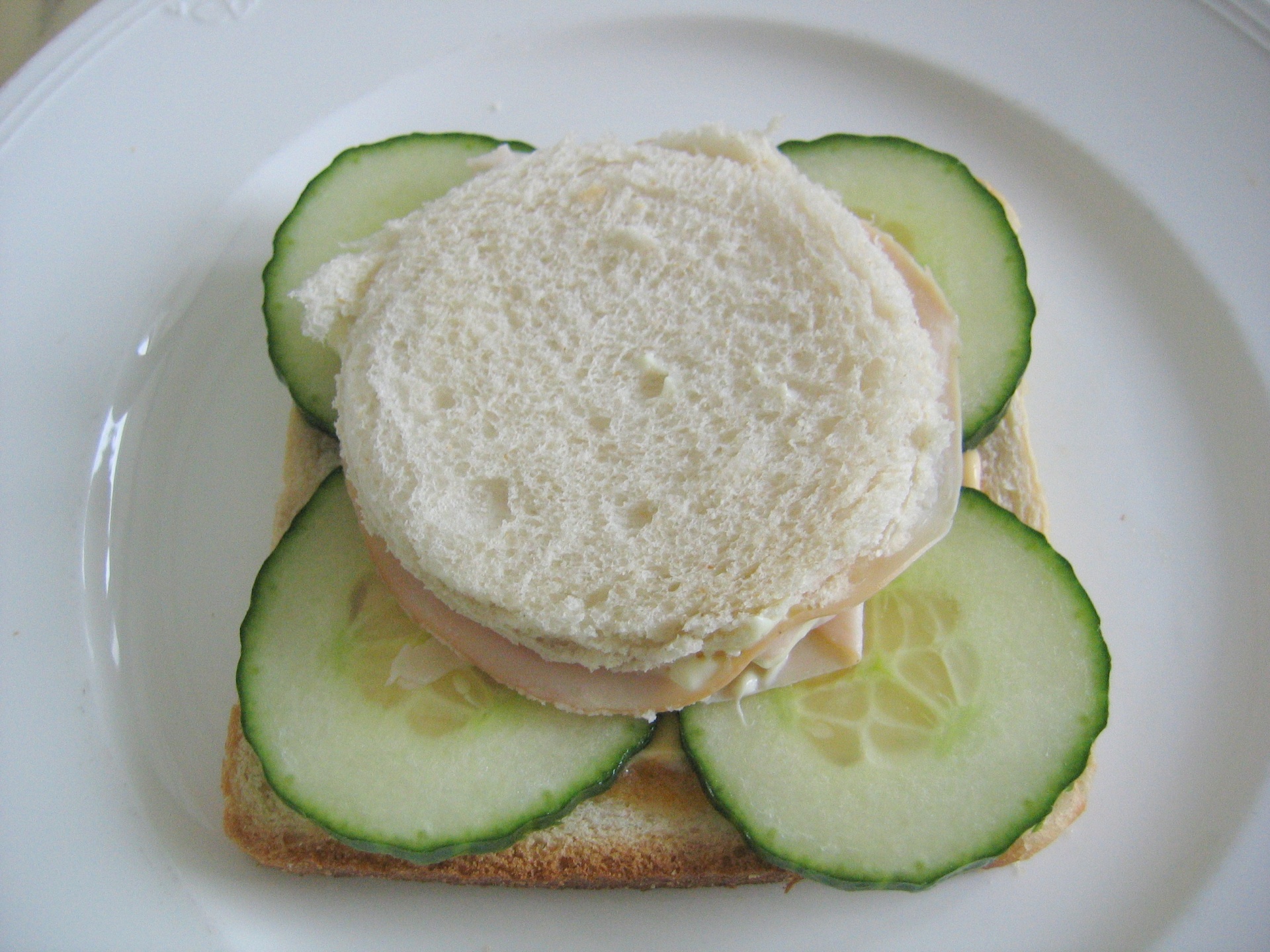 Toast mit Rhrei, Schinken und Kse