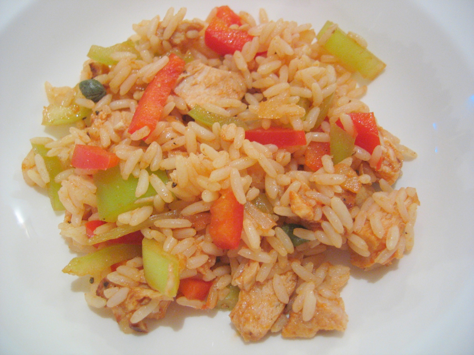 Reissalat mit Putenbrust und Paprika