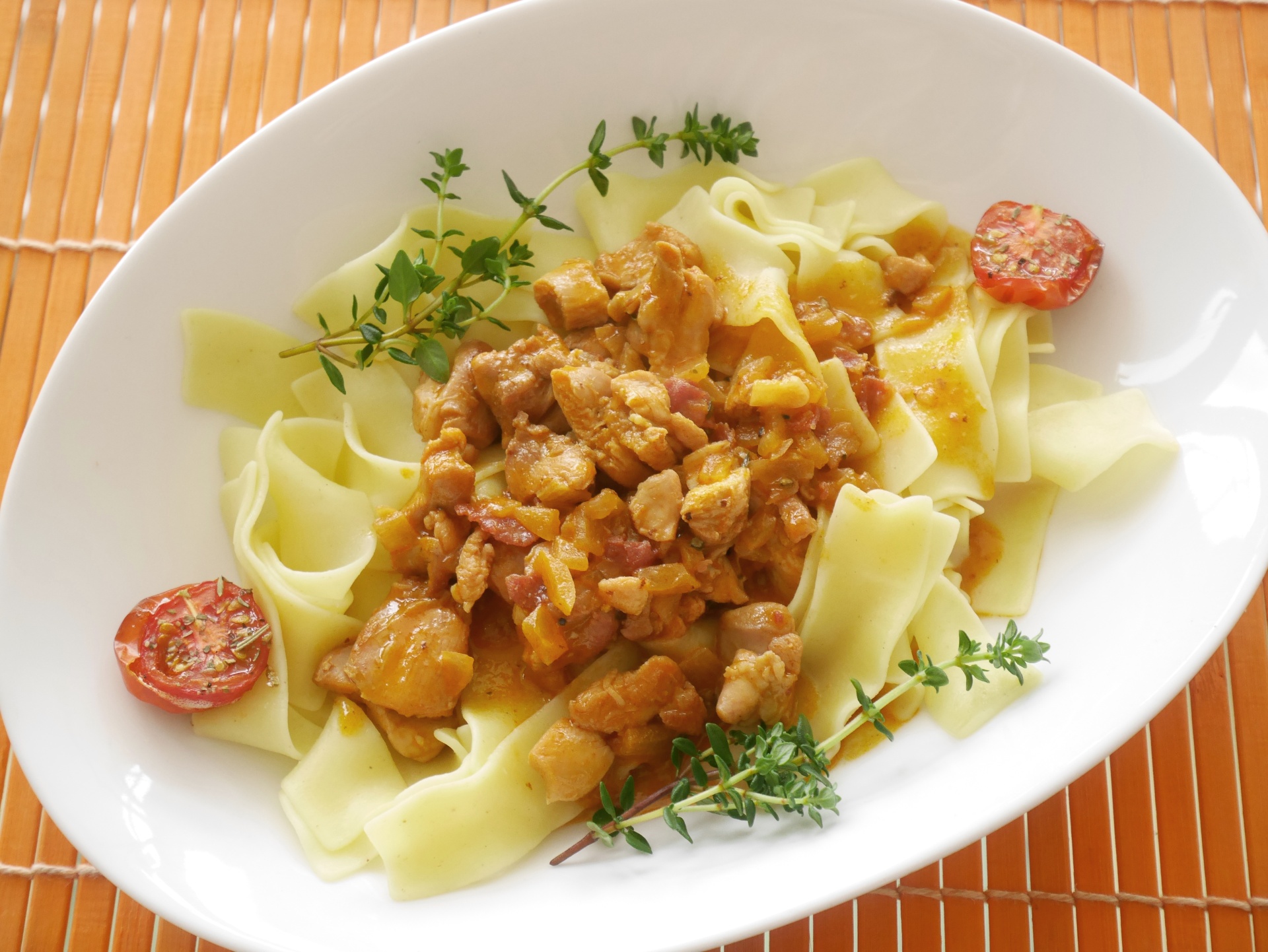 Bandnudeln mit Hhnchenragout