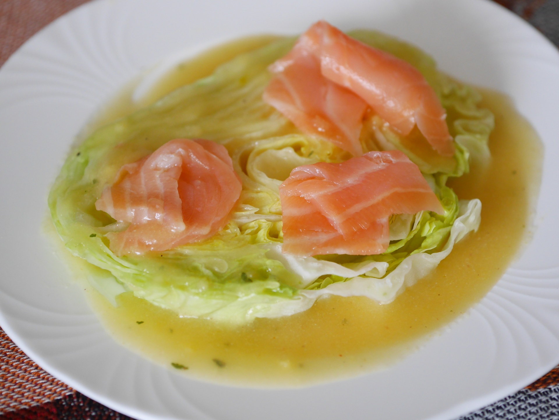 Eissalat mit Polenta-Dressing und
              Rucherlachs