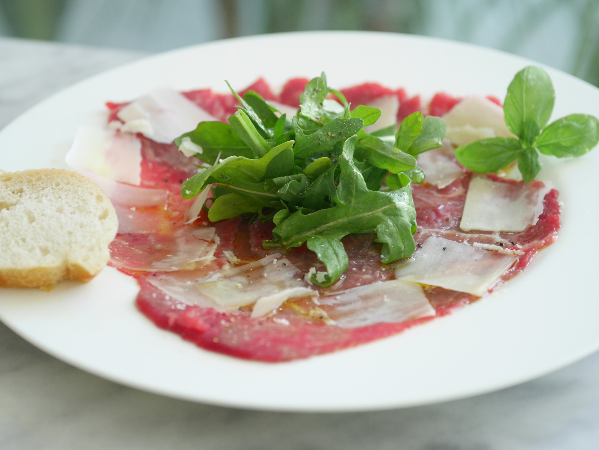 Carpaccio vom Rinderfilet mit Rucola