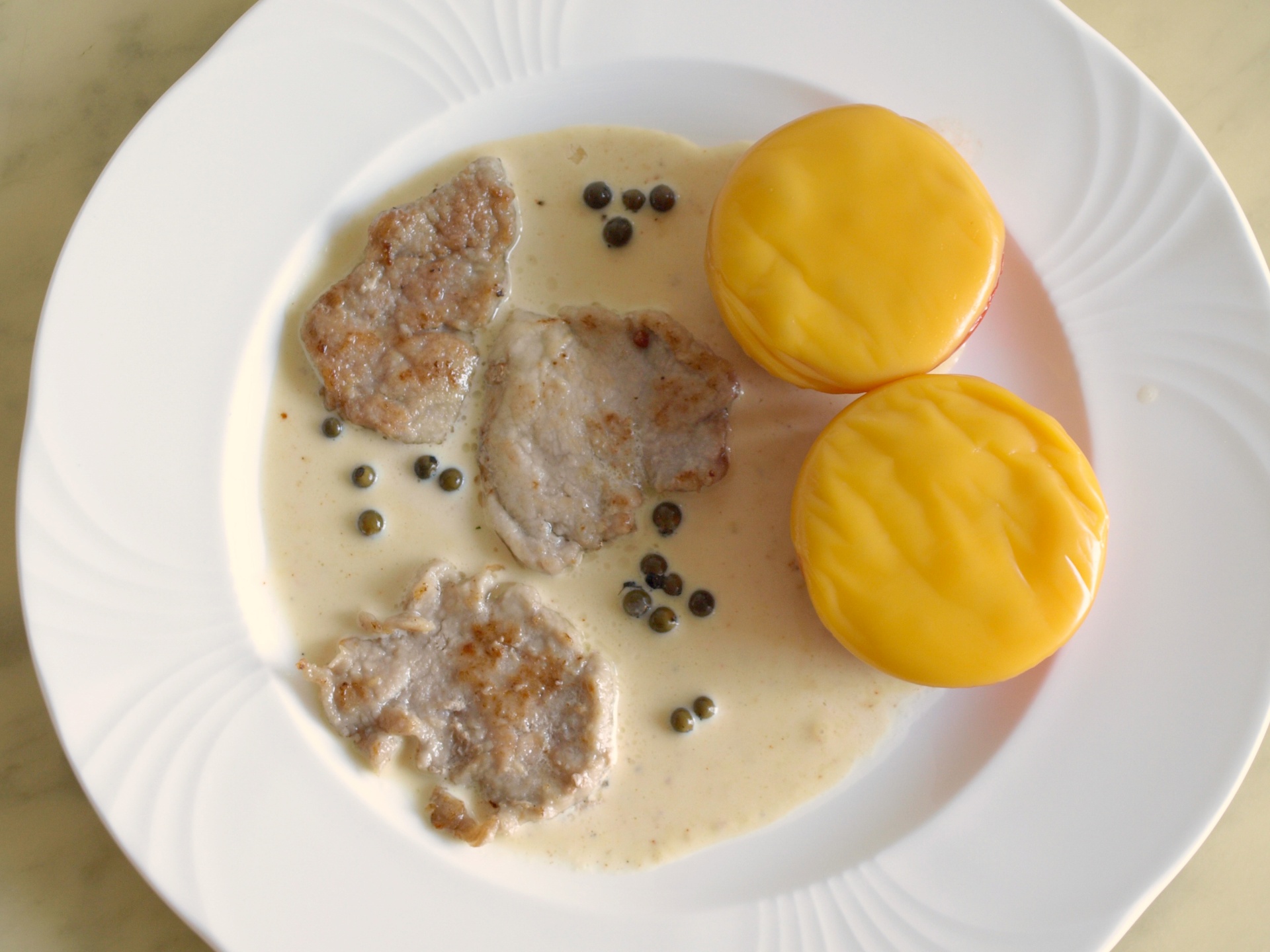 Schweinemedaillons in Grner-Pfeffer-Sauce mit
              Ksetomaten