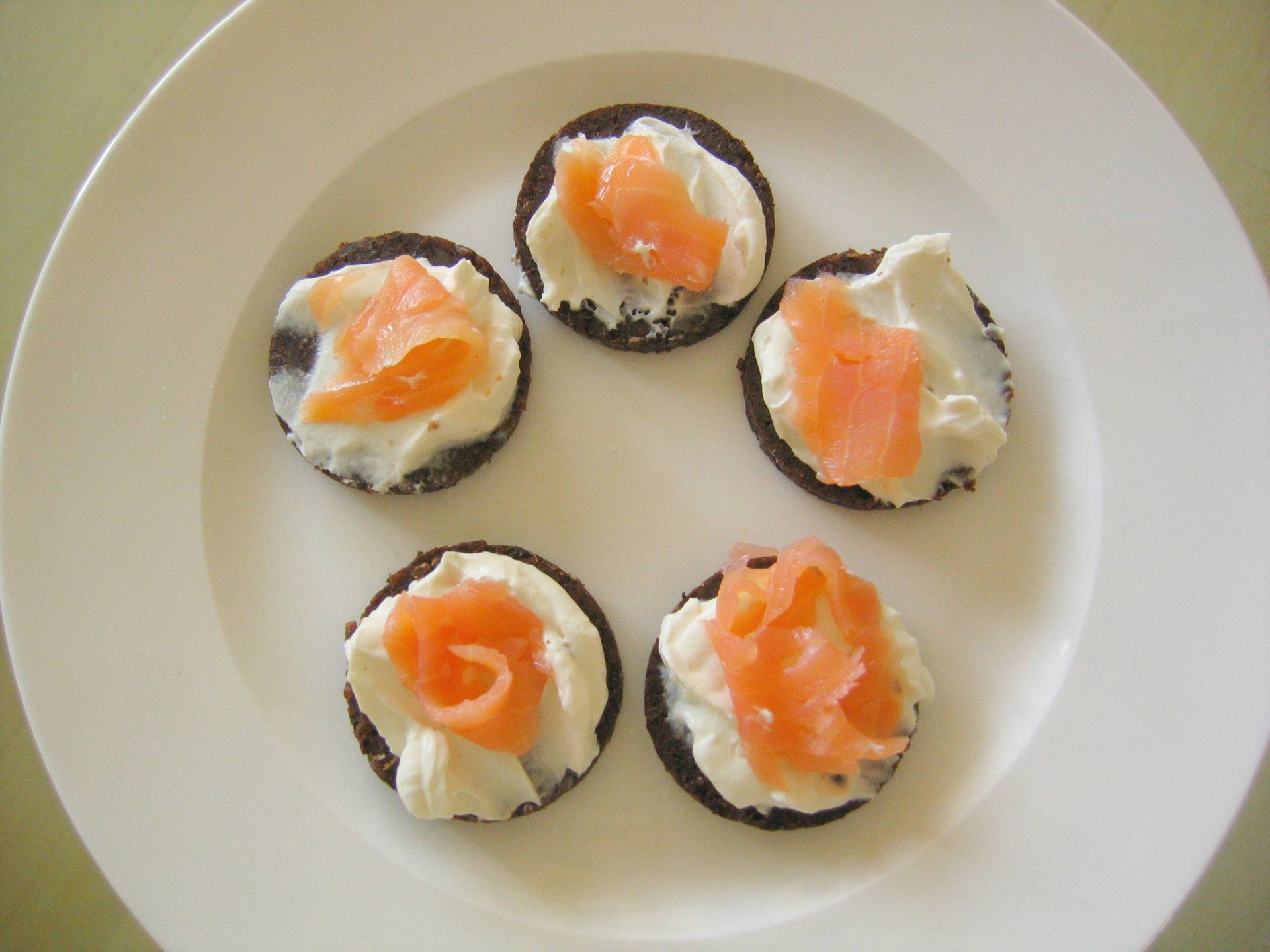 Pumpernickeltaler mit Frischkse und Lachs