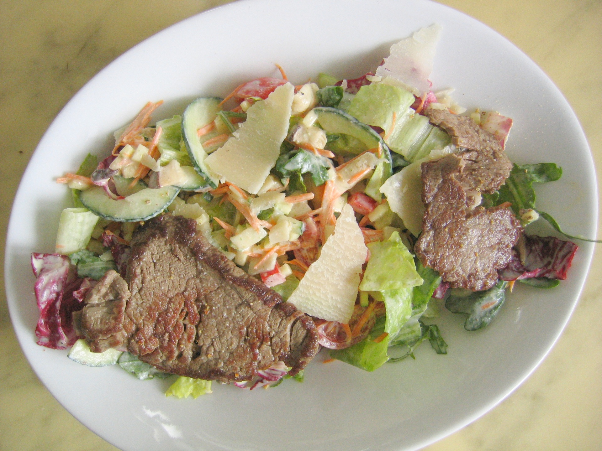 Salat mit Rucola-Senfsauce