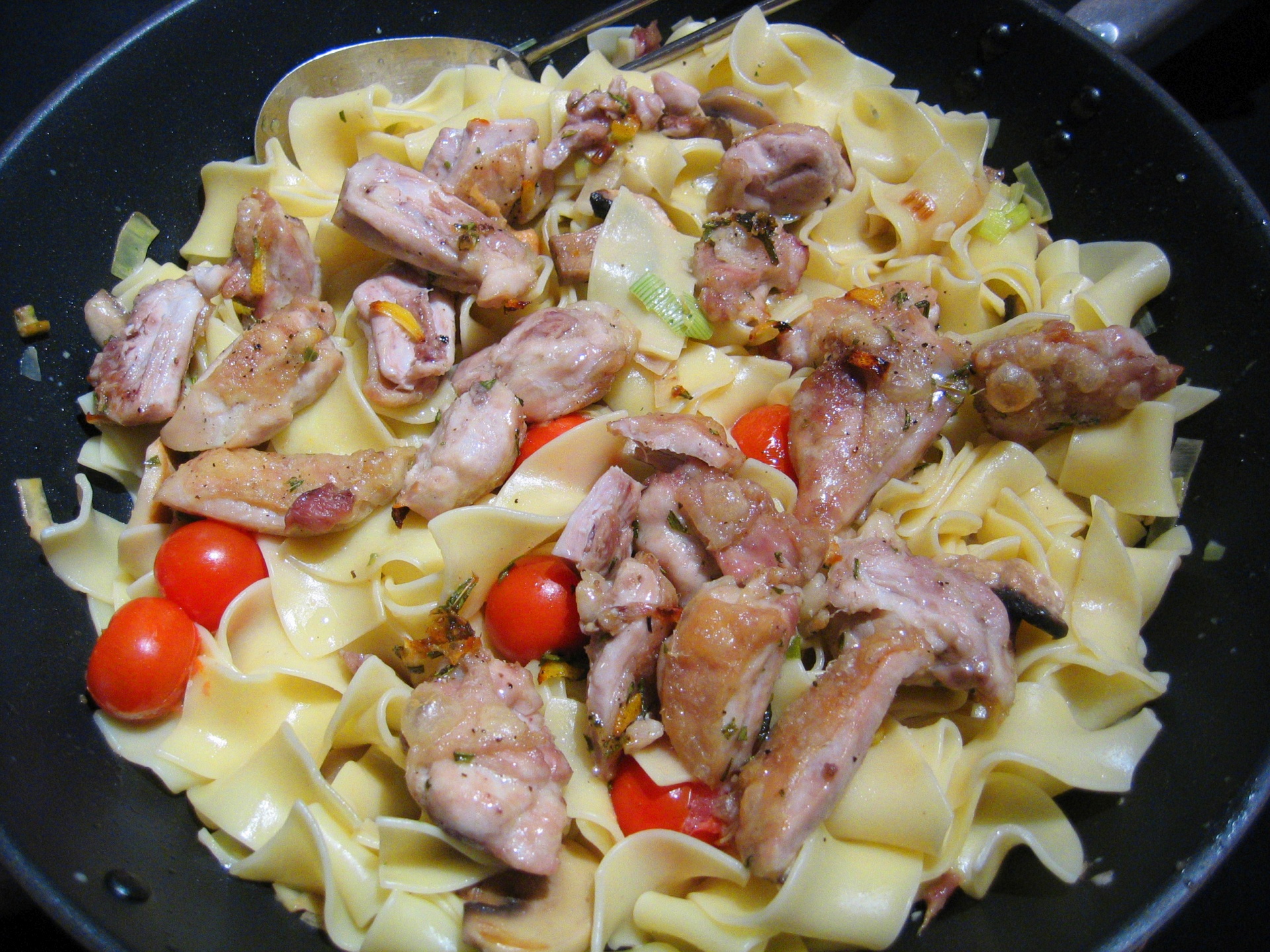 Bandnudeln mit Pilzsauce und knusprigen
              Hhnchenteilen