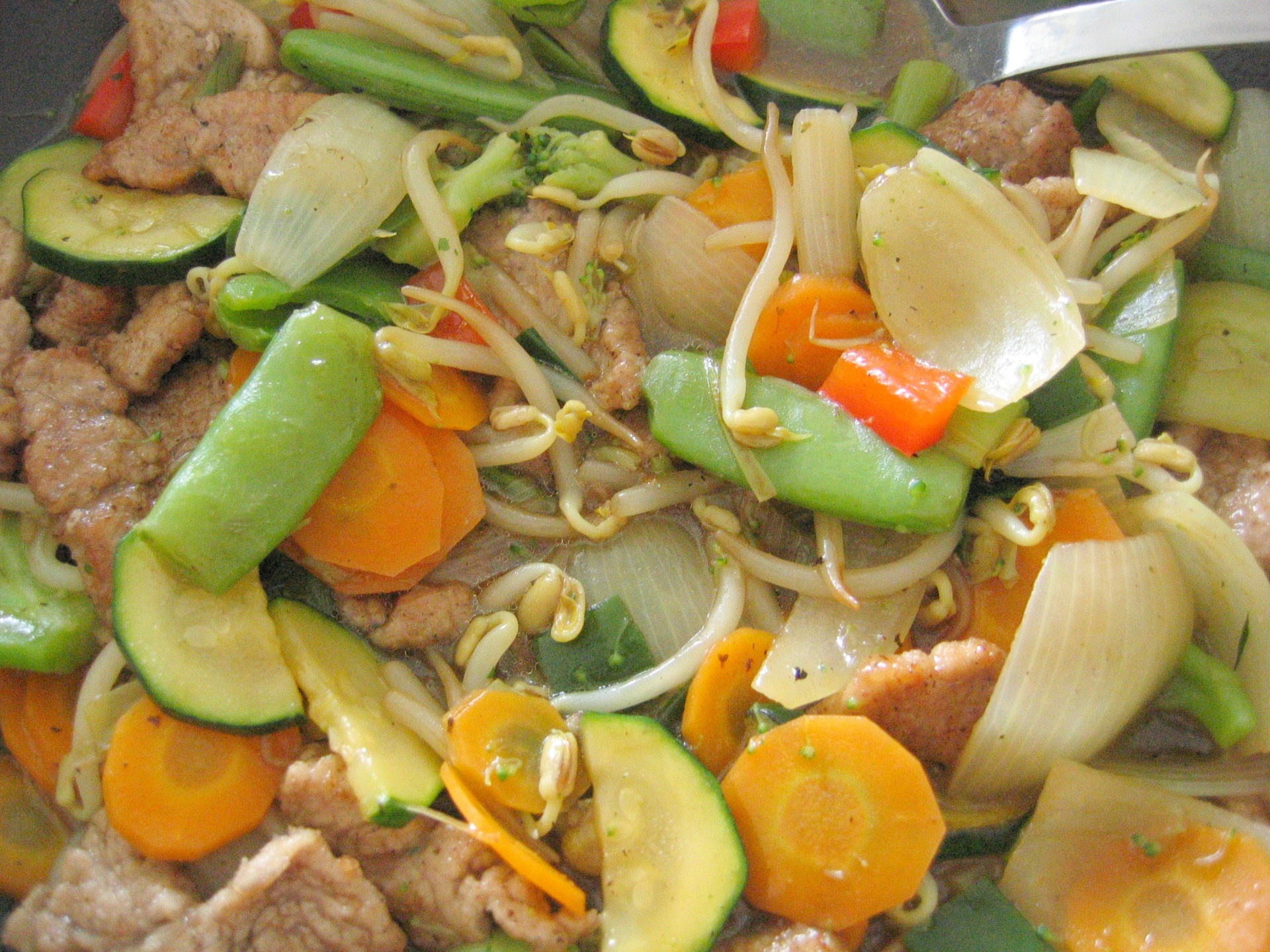 Schweinefilet mir Zuckerschoten, Sprossen und
              Zucchini