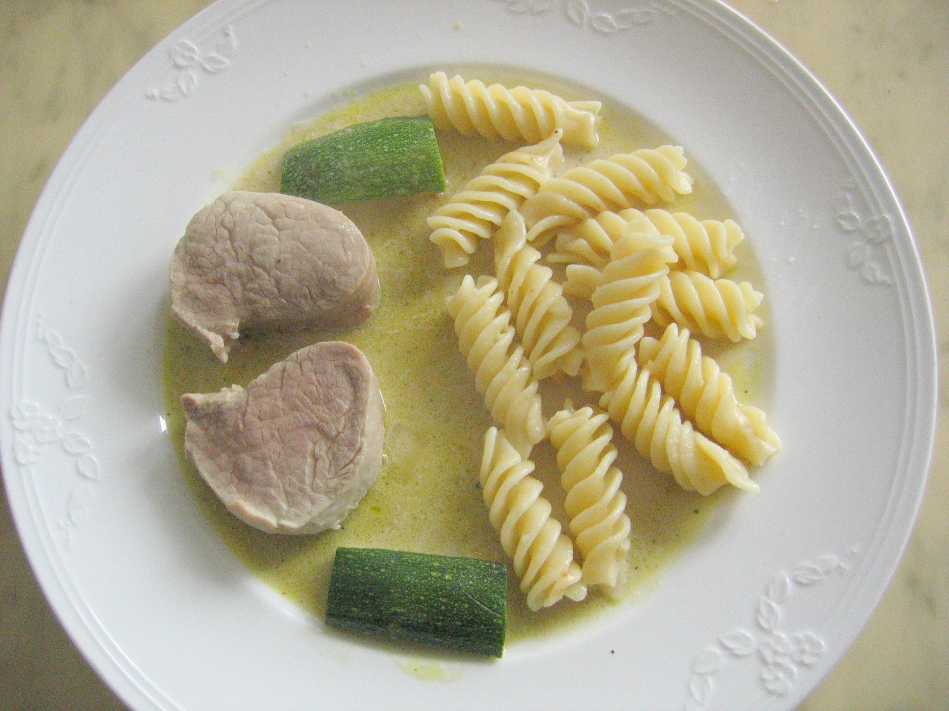 Pochiertes Schweinefilet mit Champignonsauce