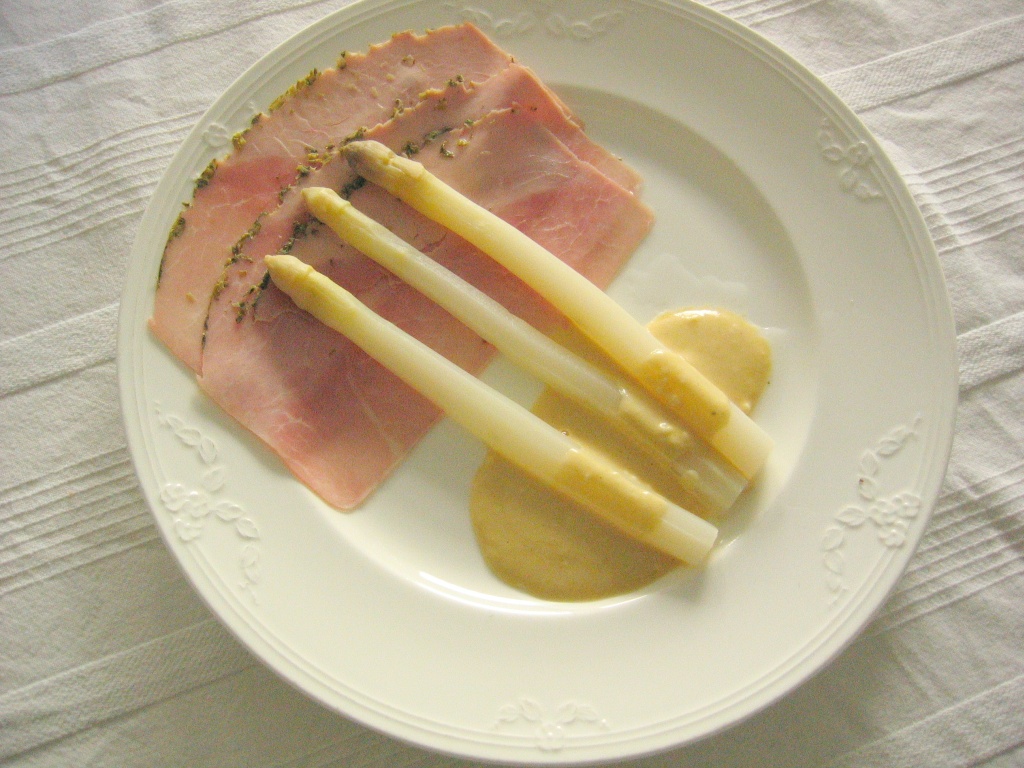 Spargel mit Schinken und Sauce