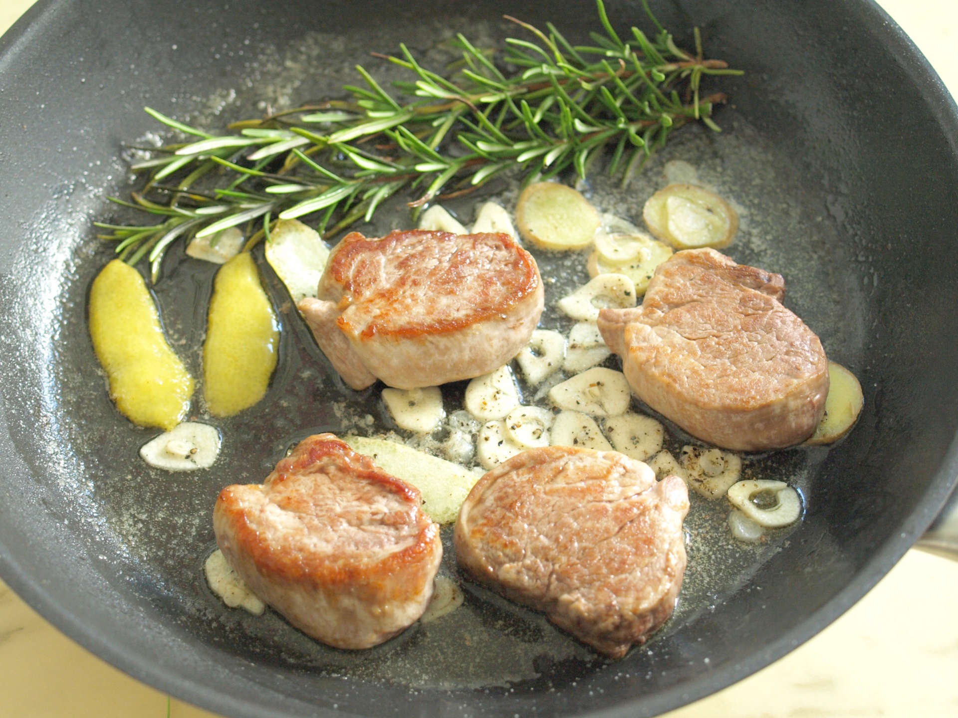 Schweinemedaillons mit Gewrzbutter
