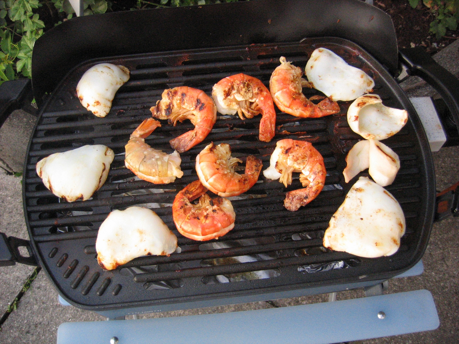Gegrillte Riesengarnelen und
              Tintenfischfilets