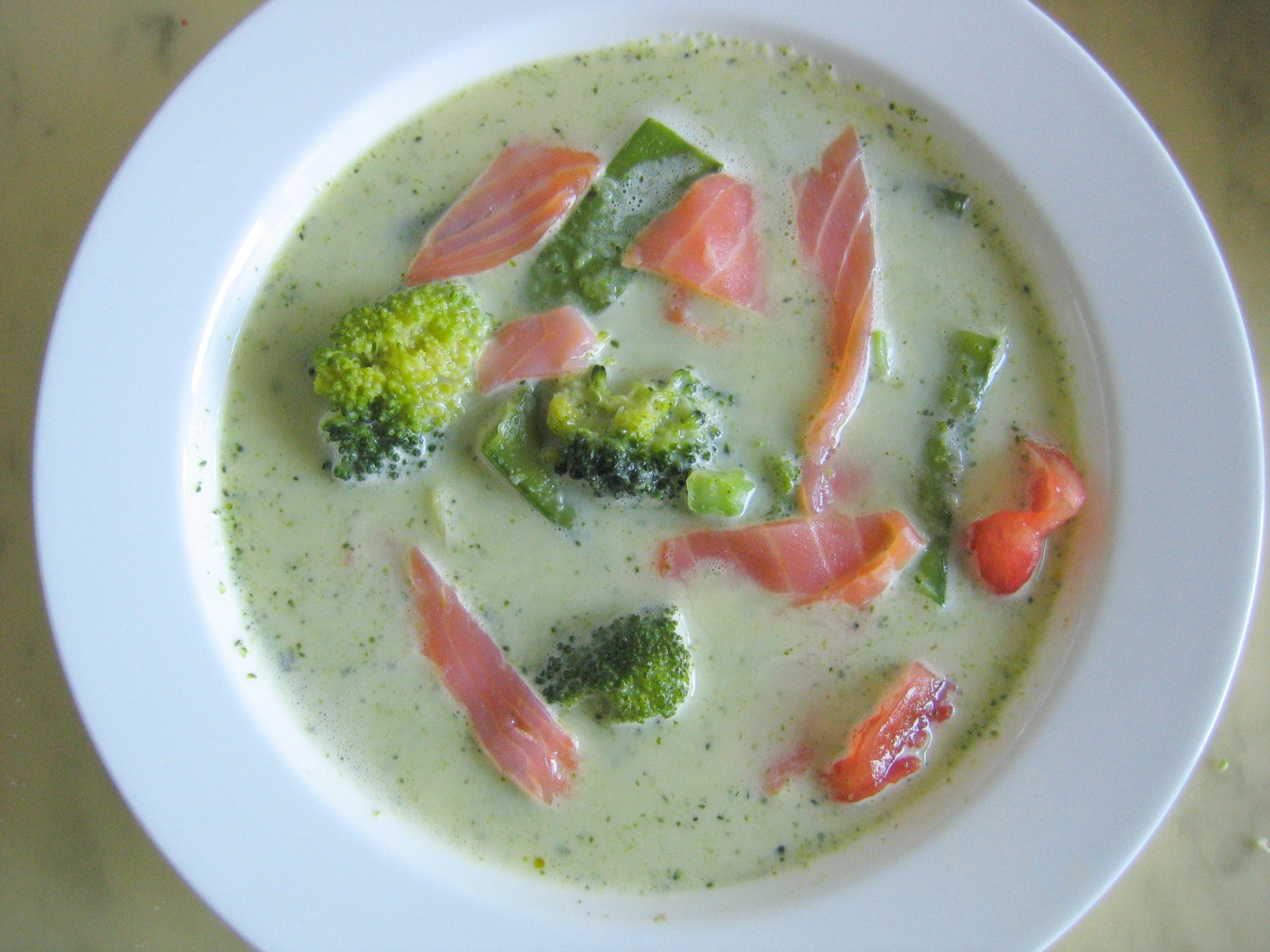 Gemsesuppe mit Lachsstreifen