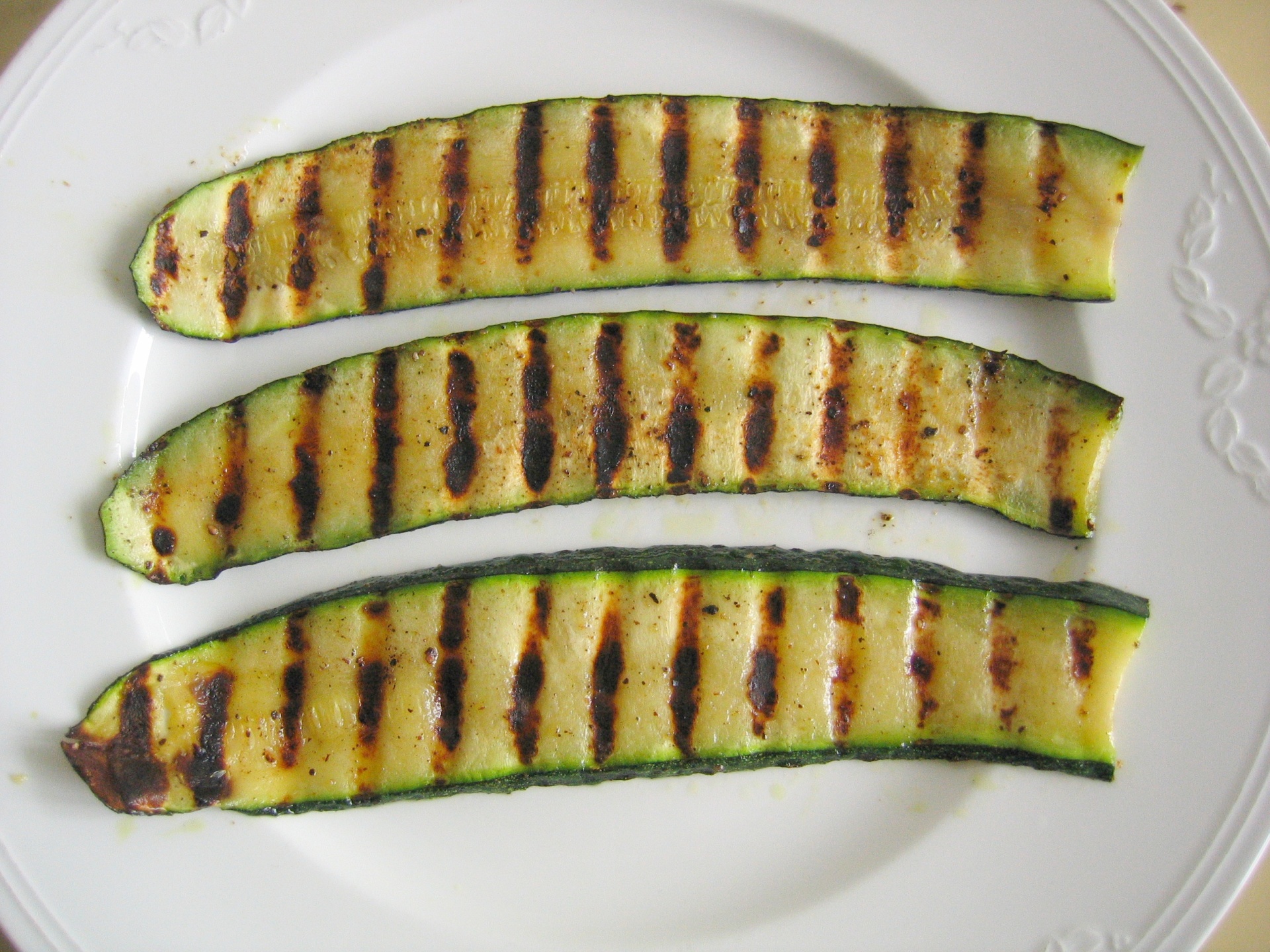 Zucchinischeiben gegrillt
