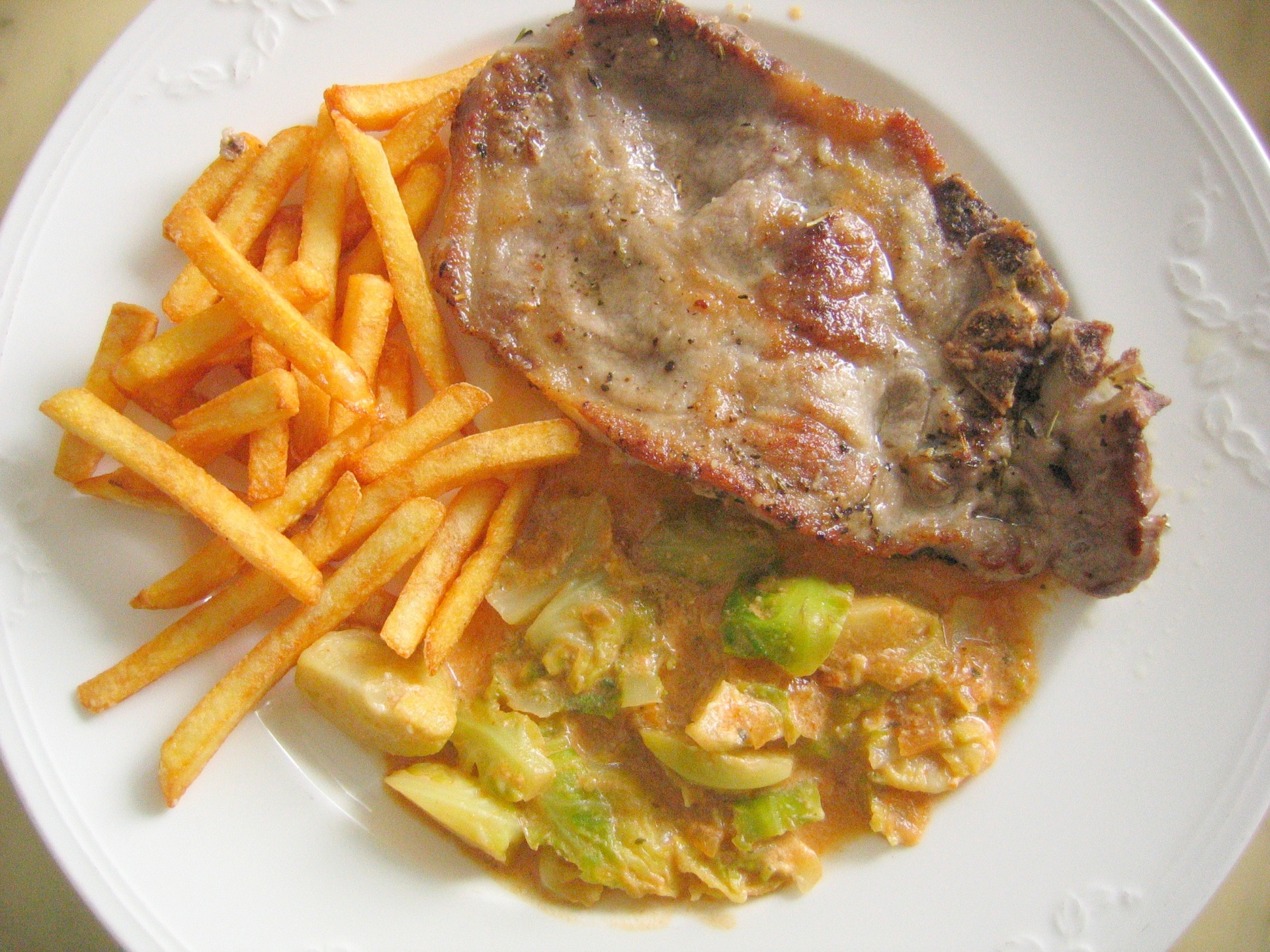 Schweinenackenkotelett auf Rosenkohlsauce