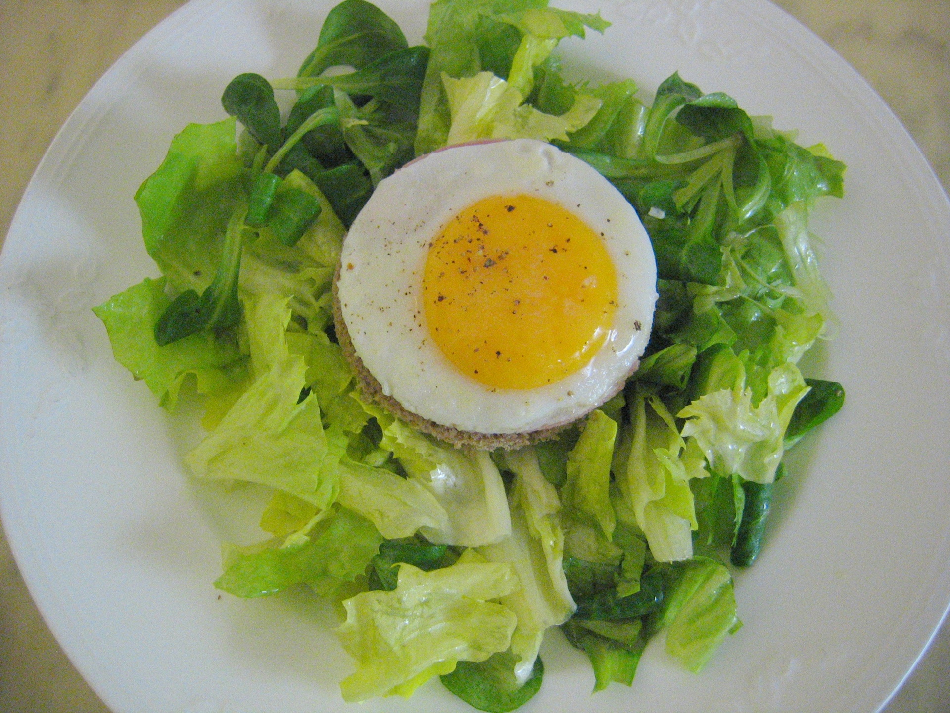 Strammer Max auf Salat