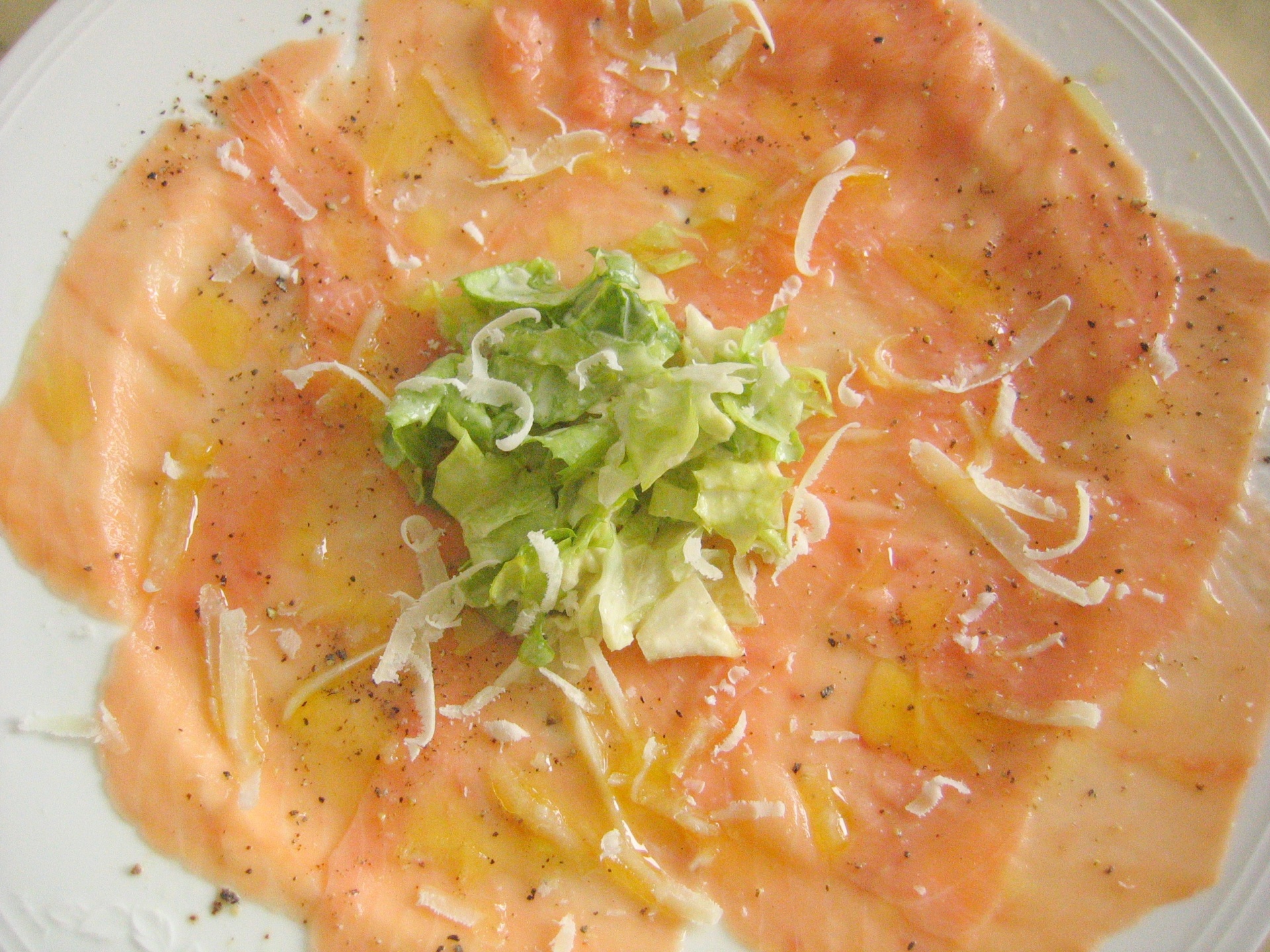 Carpaccio vom Wildlachs mit Endiviensalat