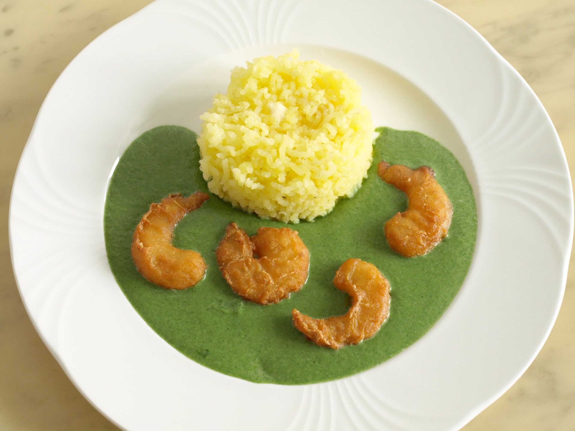 Garnelen im Backteig auf Spinatsauce