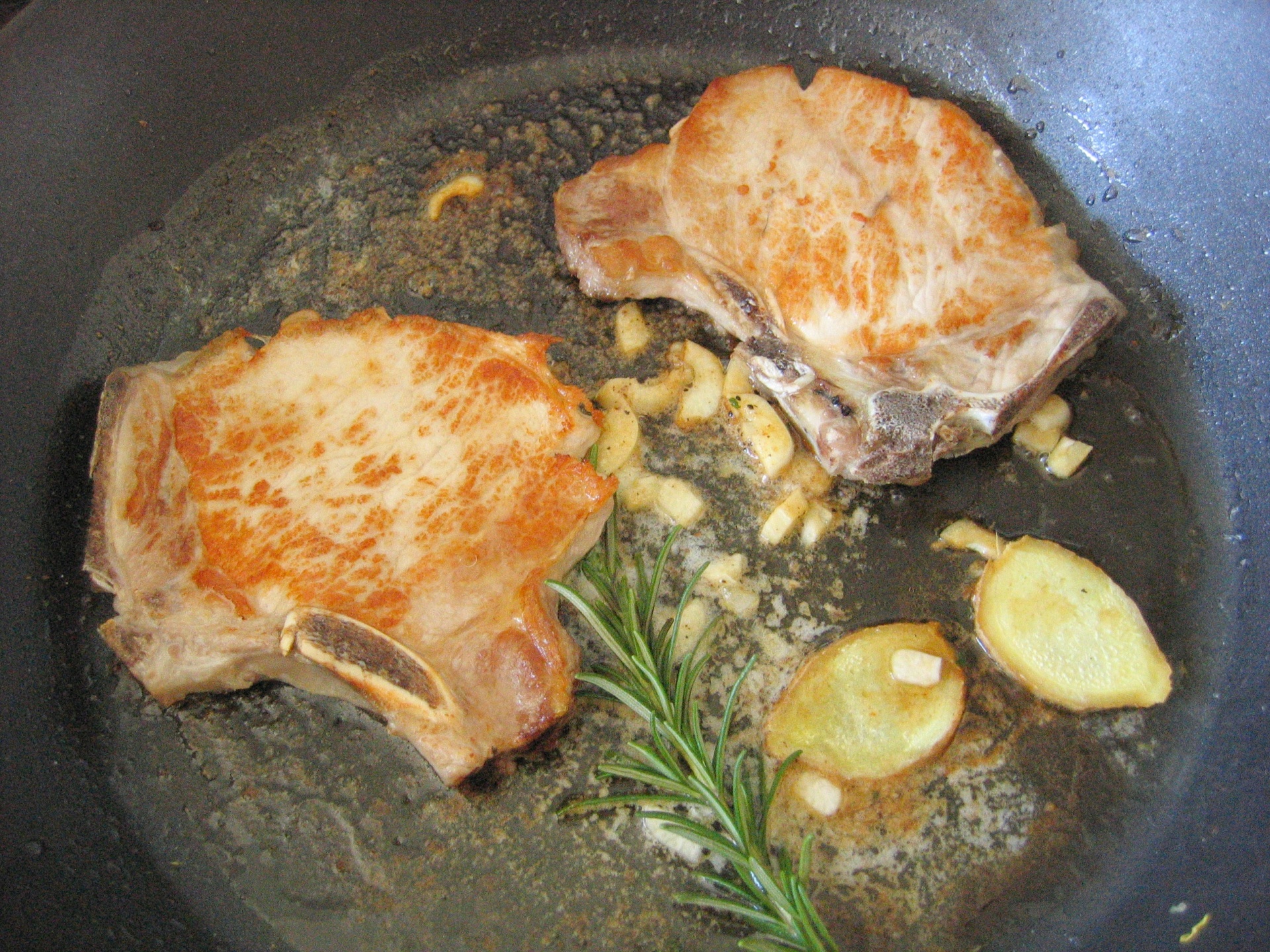 Schweinekoteletts mit Gewrzbutter