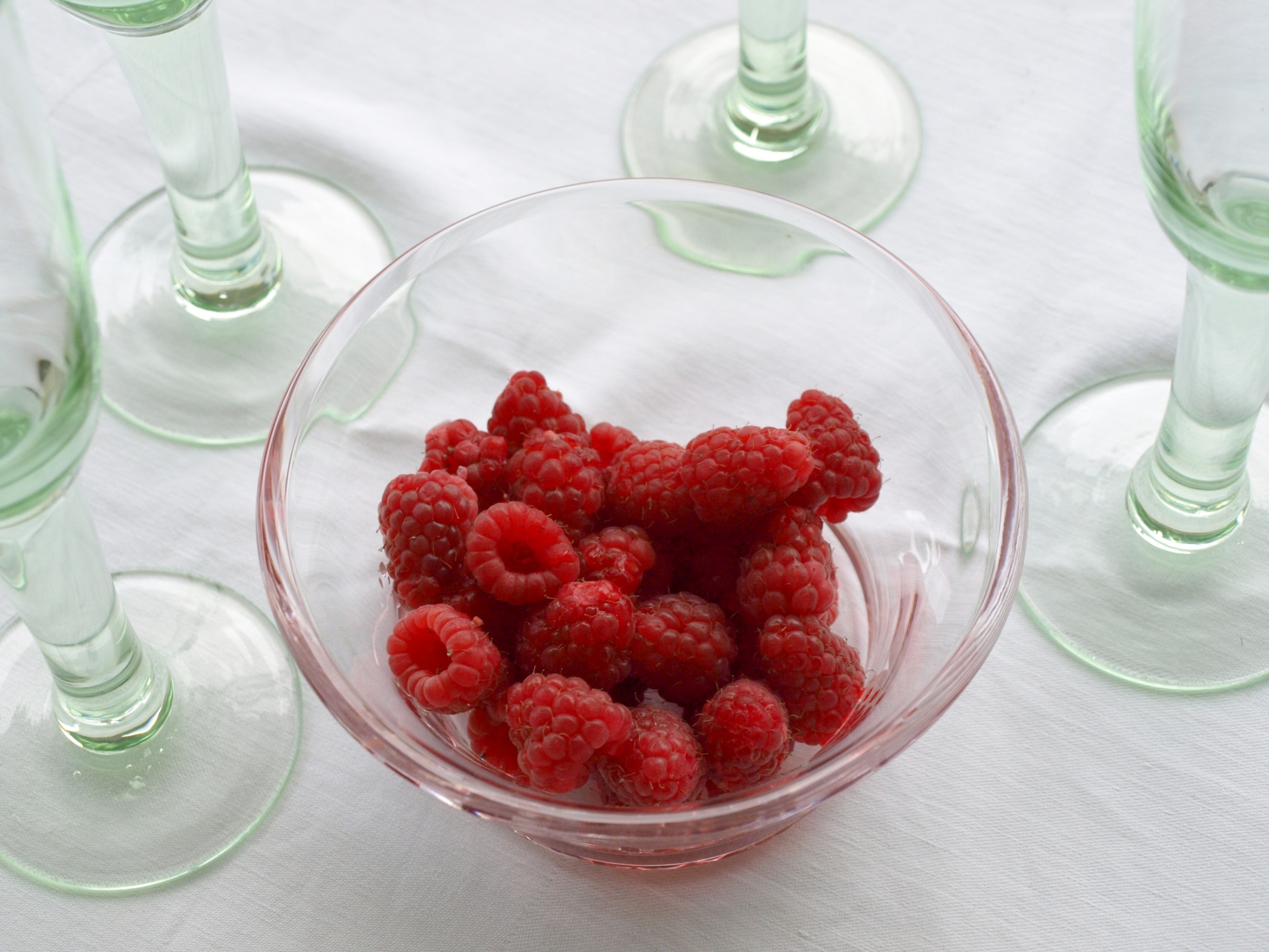 Prosecco mit frischen Himbeeren
