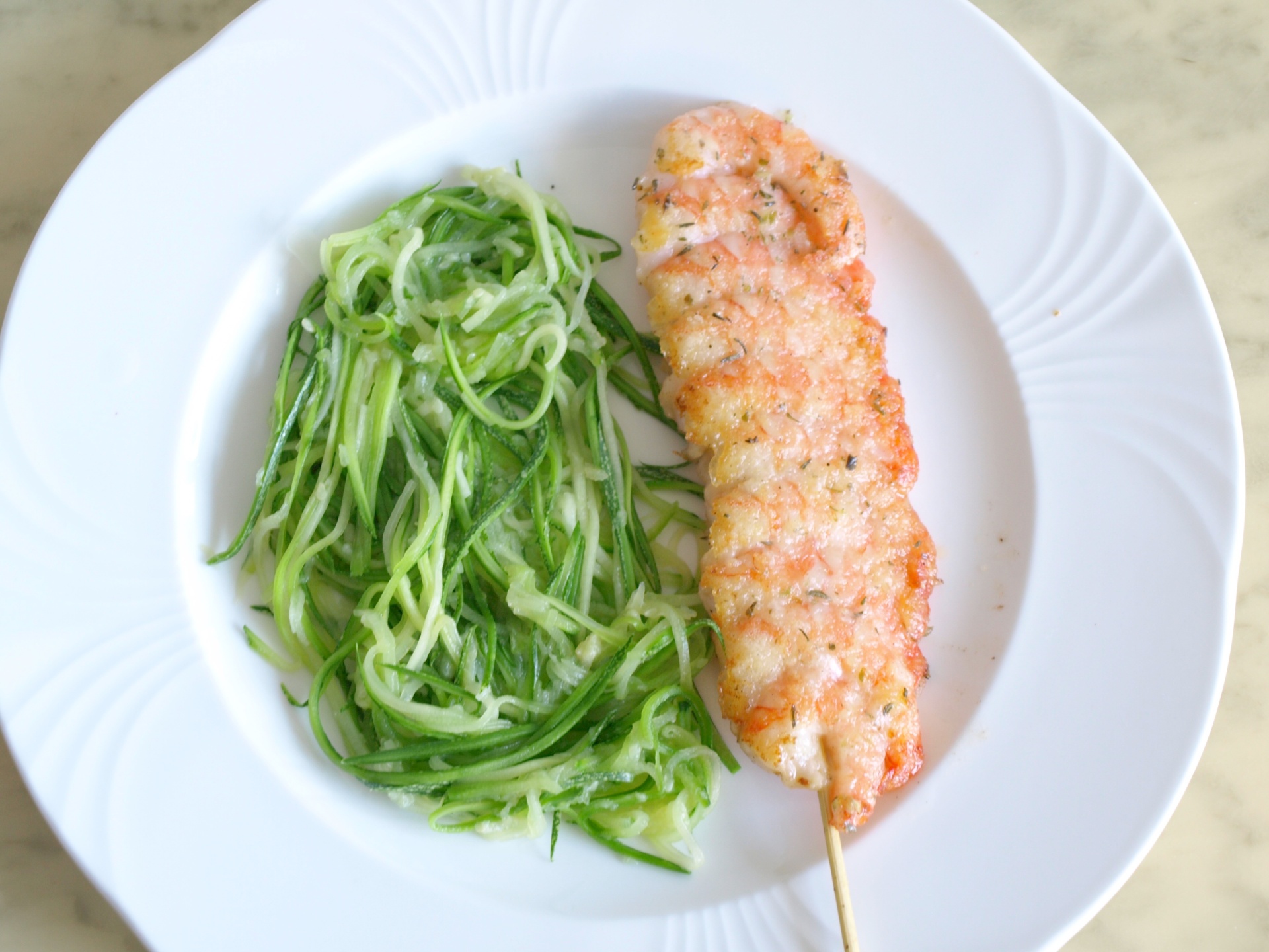 Garnelenspie auf Zucchinispaghetti