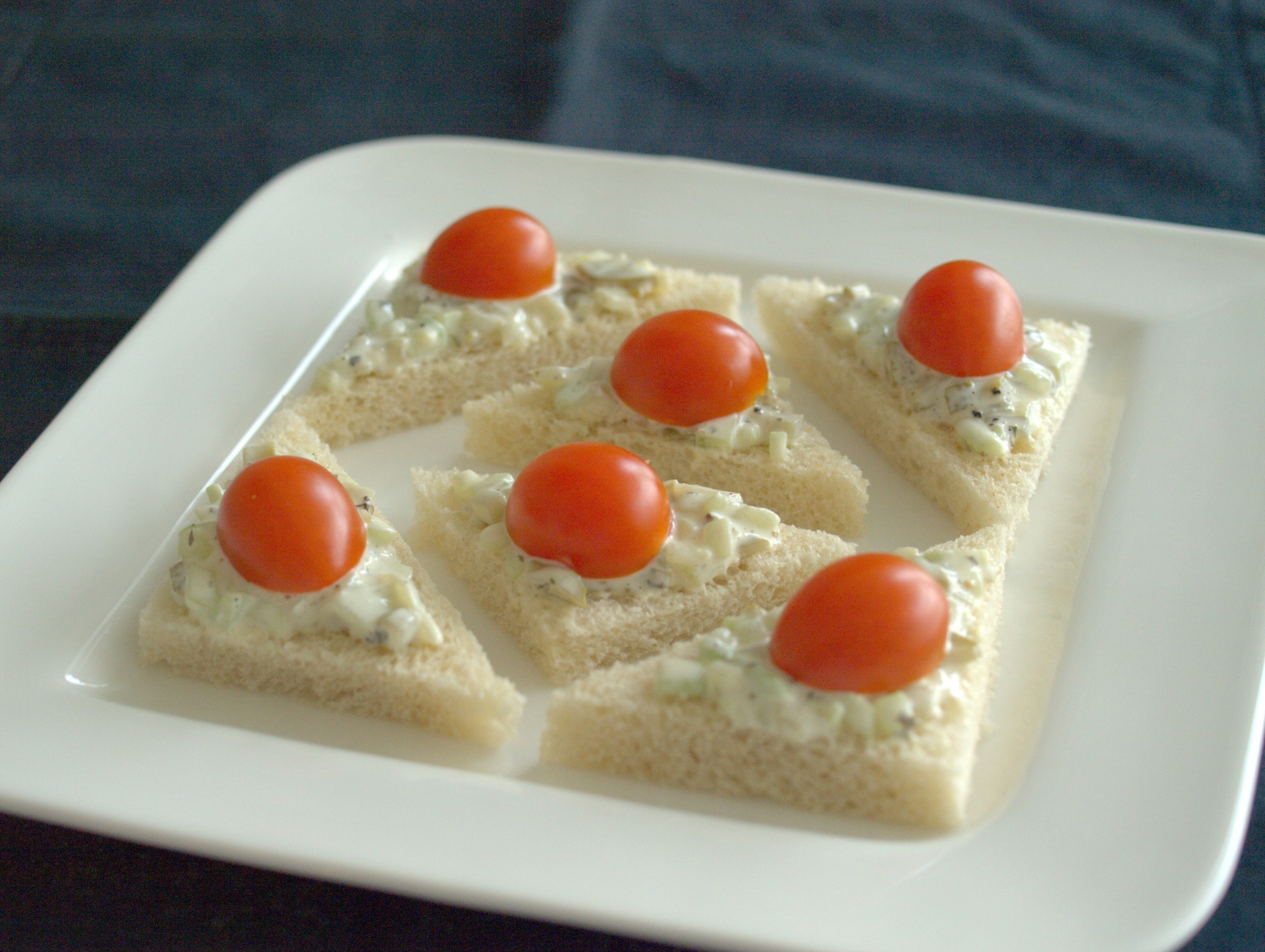 Canap mit Gurkencreme