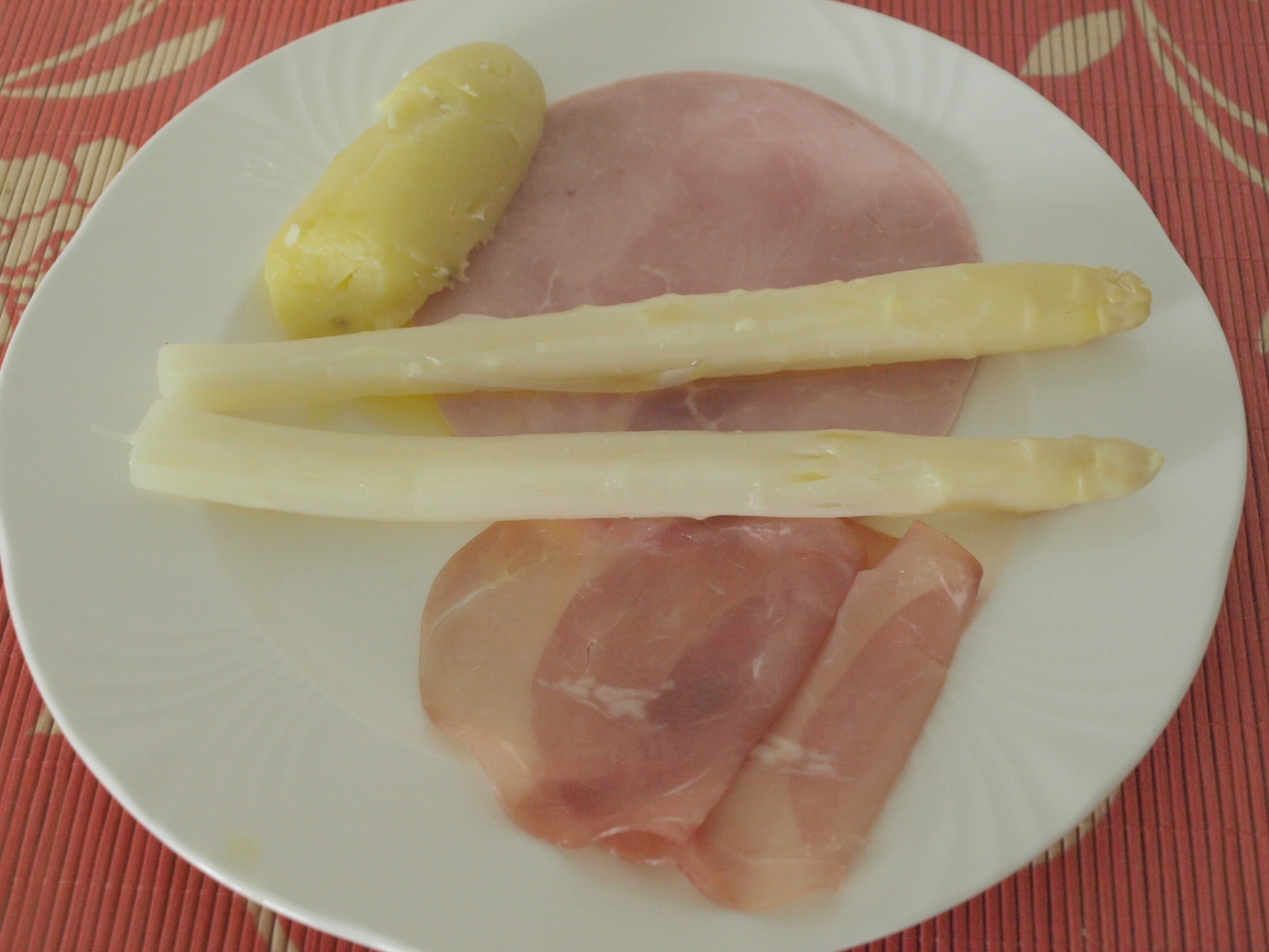 Spargel mit Pellkartoffeln und zweierlei
              Schinken