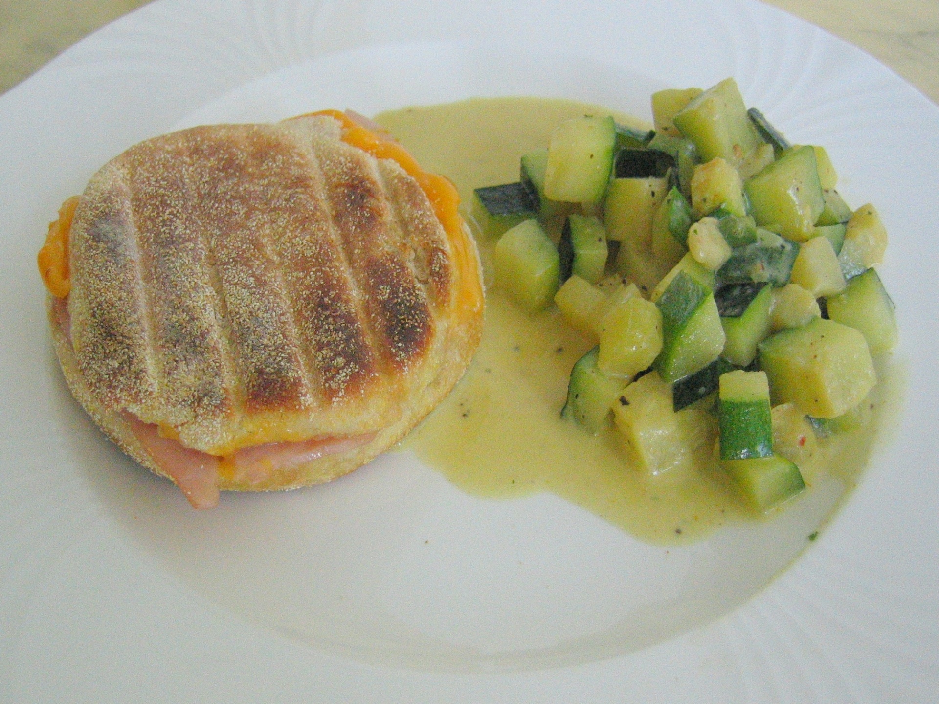 Toasties mit Schinken, Kse und
              Zucchiniwrfeln