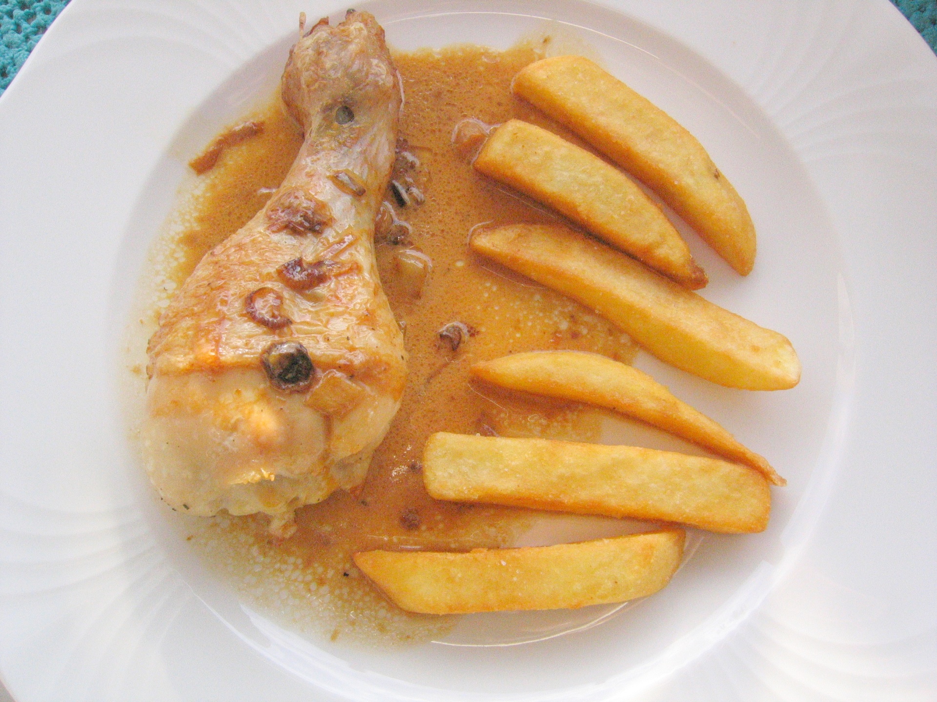 Hhnchenunterschenkel mit Jumbo Frites