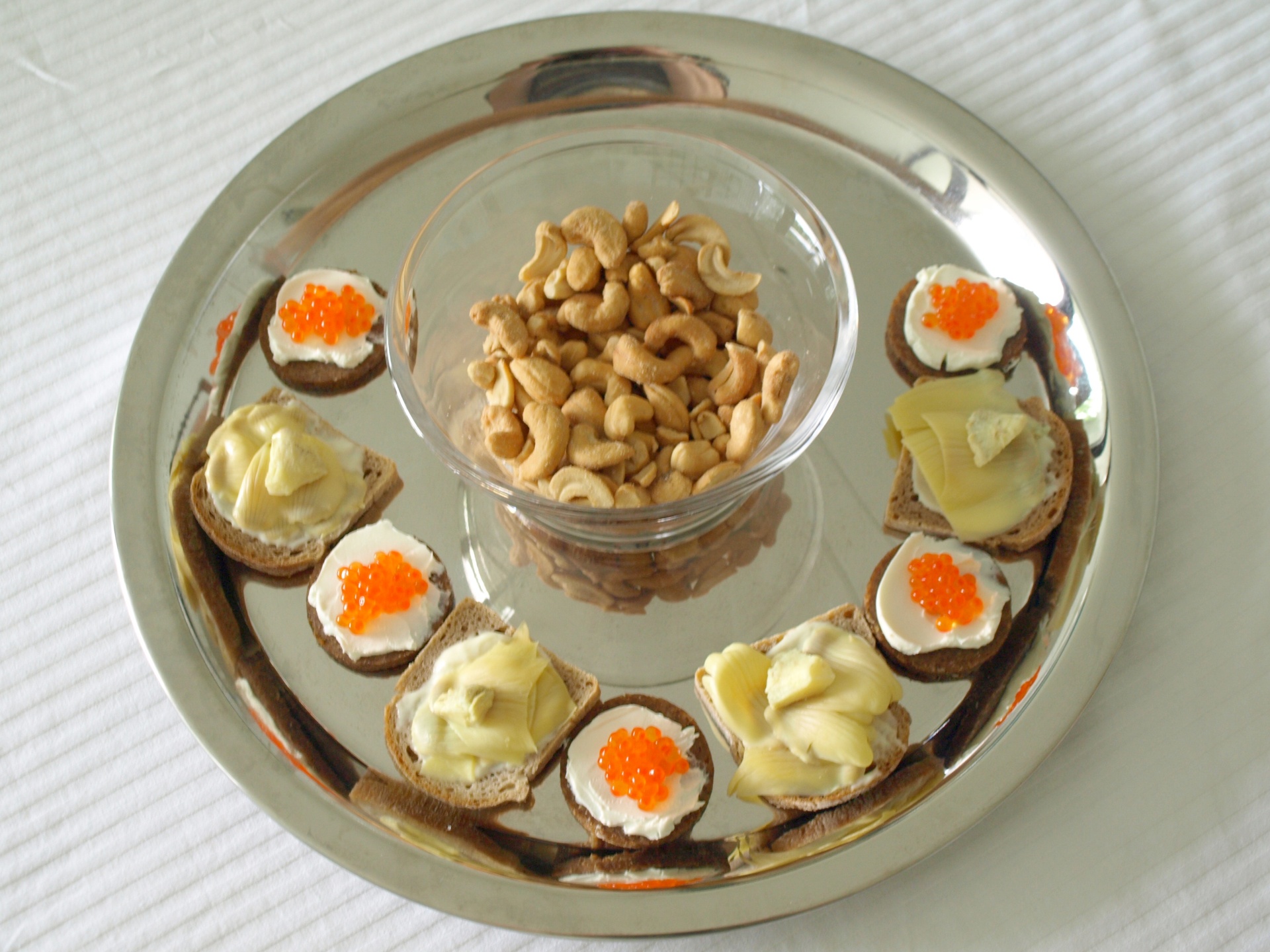 Roggenbrottaler mit Salatcreme und eingelegten
              Artischockenherzen